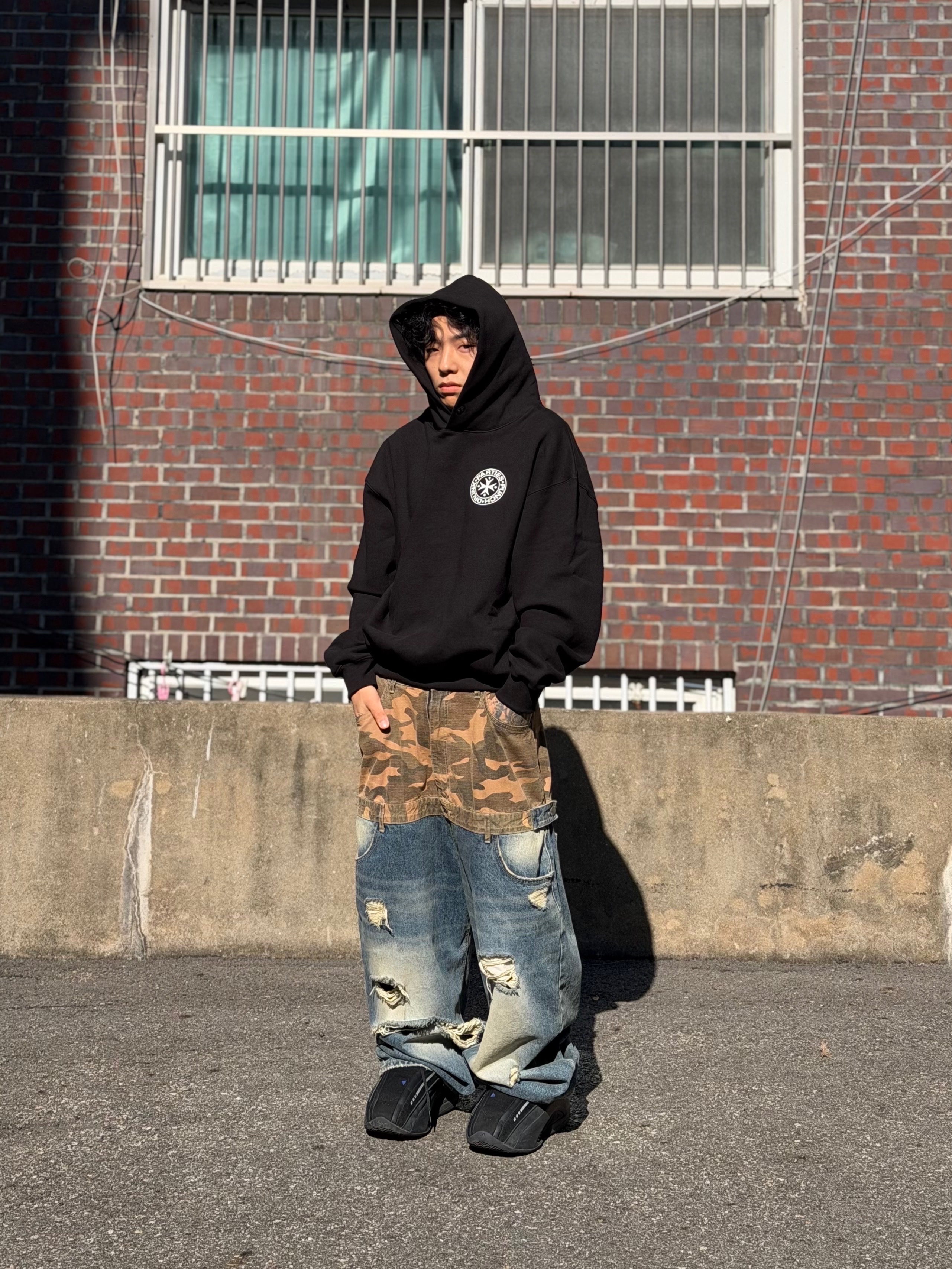 Punch Drunk Parties Circle Logo Oversized Hoodie Black 착용 스타일 - 8