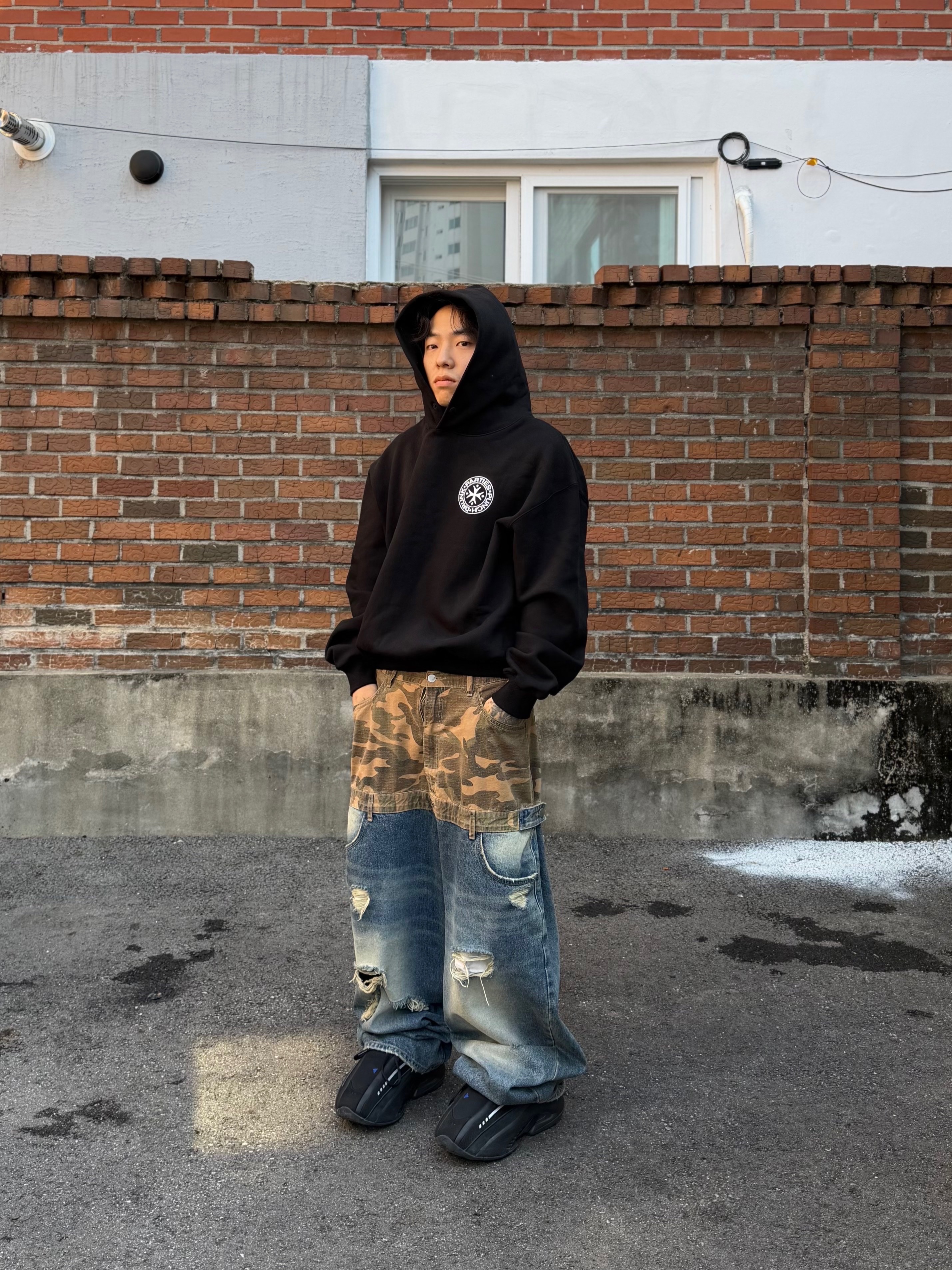 Punch Drunk Parties Circle Logo Oversized Hoodie Black 착용 스타일 - 5