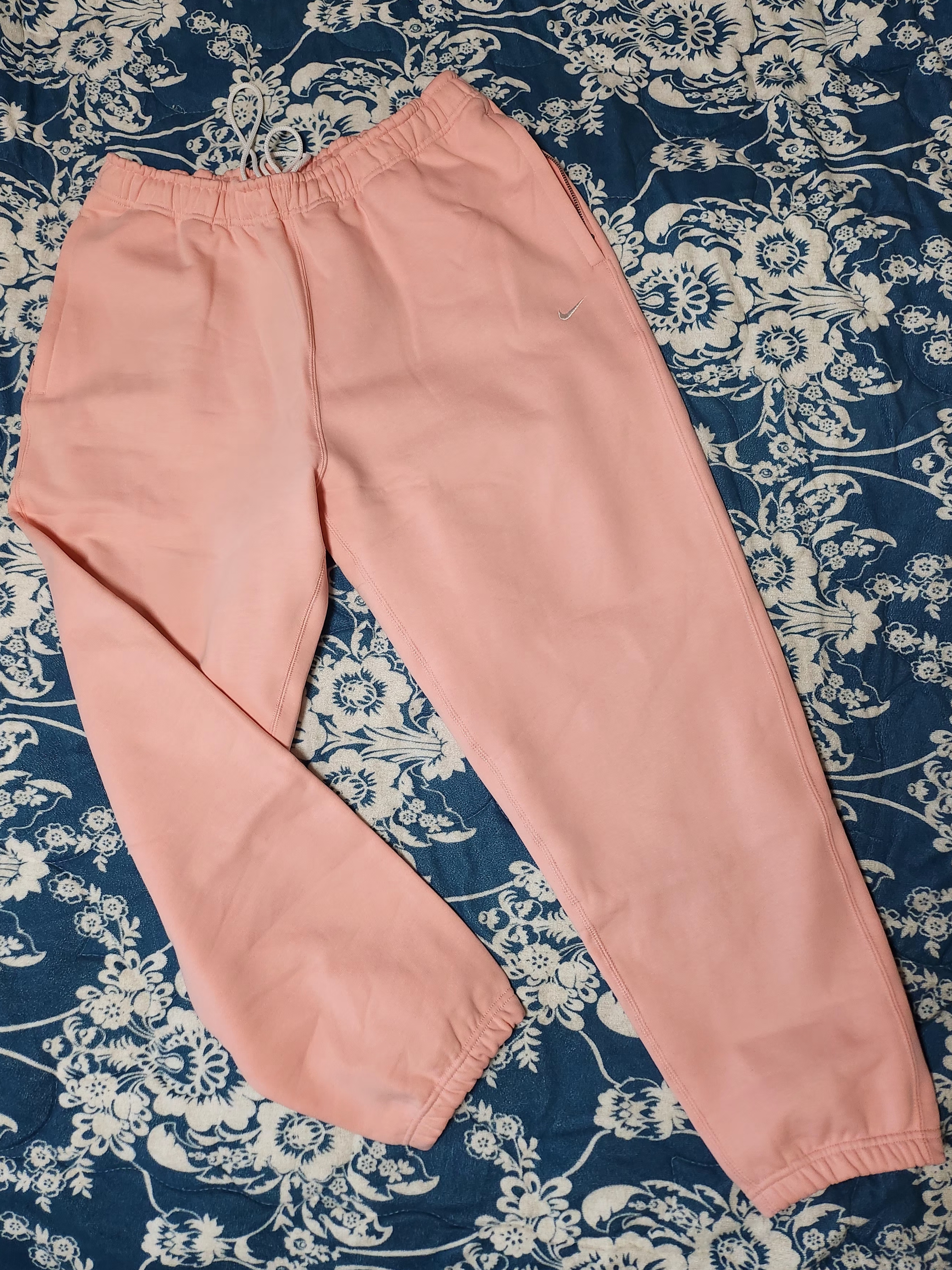 Nike NRG Solo Swoosh Fleece Pants Bleached Coral - US/EU 착용 스타일