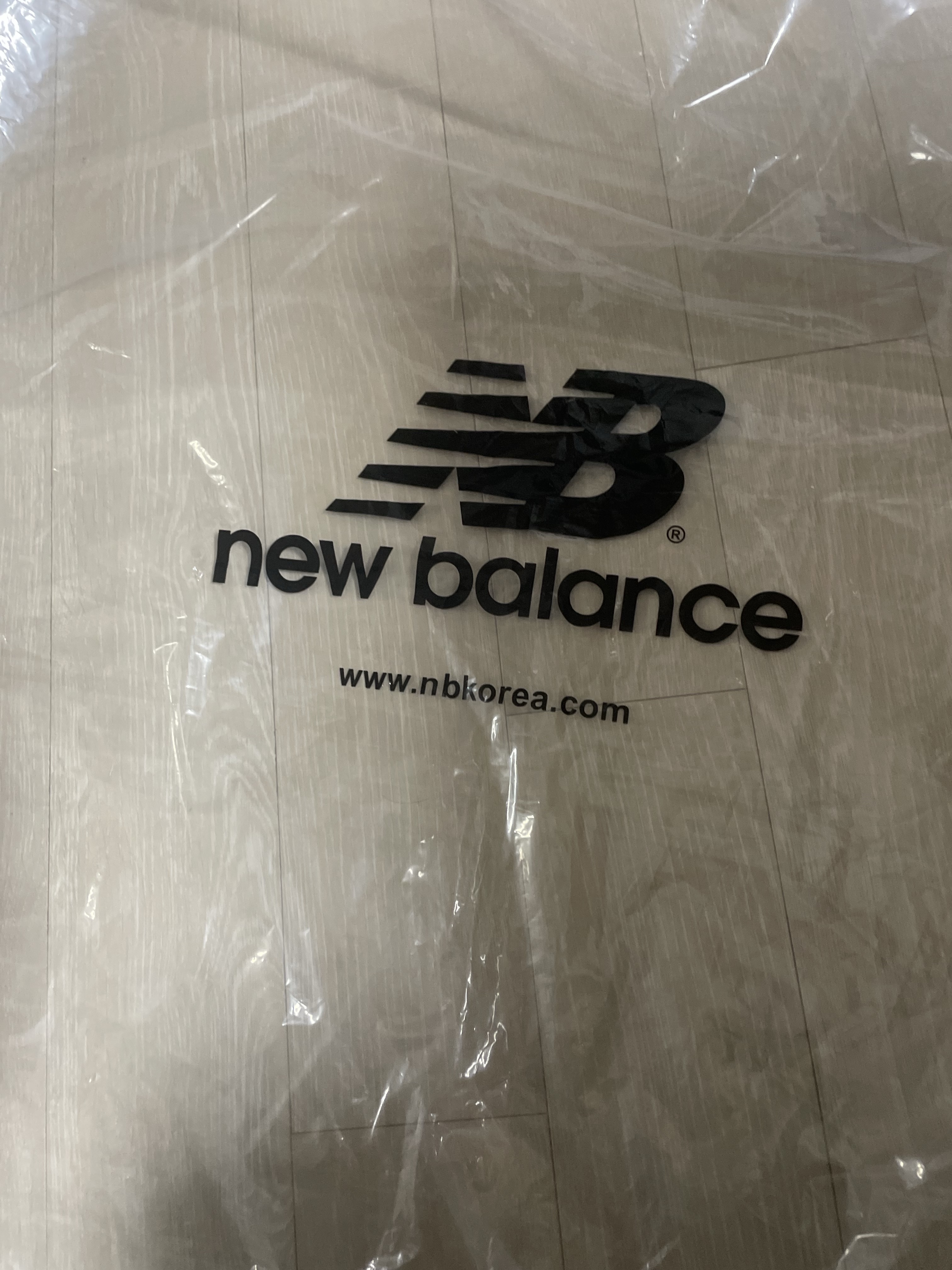 New Balance Flying 77 Superlight Hooded Goose Down Jacket Dark Khaki, New Balance Flying 77 Superlight Hooded Goose Down Jacket Black 착용 스타일 - 2