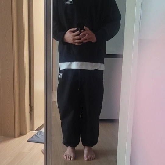 Nike x Stussy NRG Washed Fleece Crewneck Black (DO5310-010), Nike x Stussy NRG RA Washed Fleece Pants Black (DN4030-010) 착용 스타일