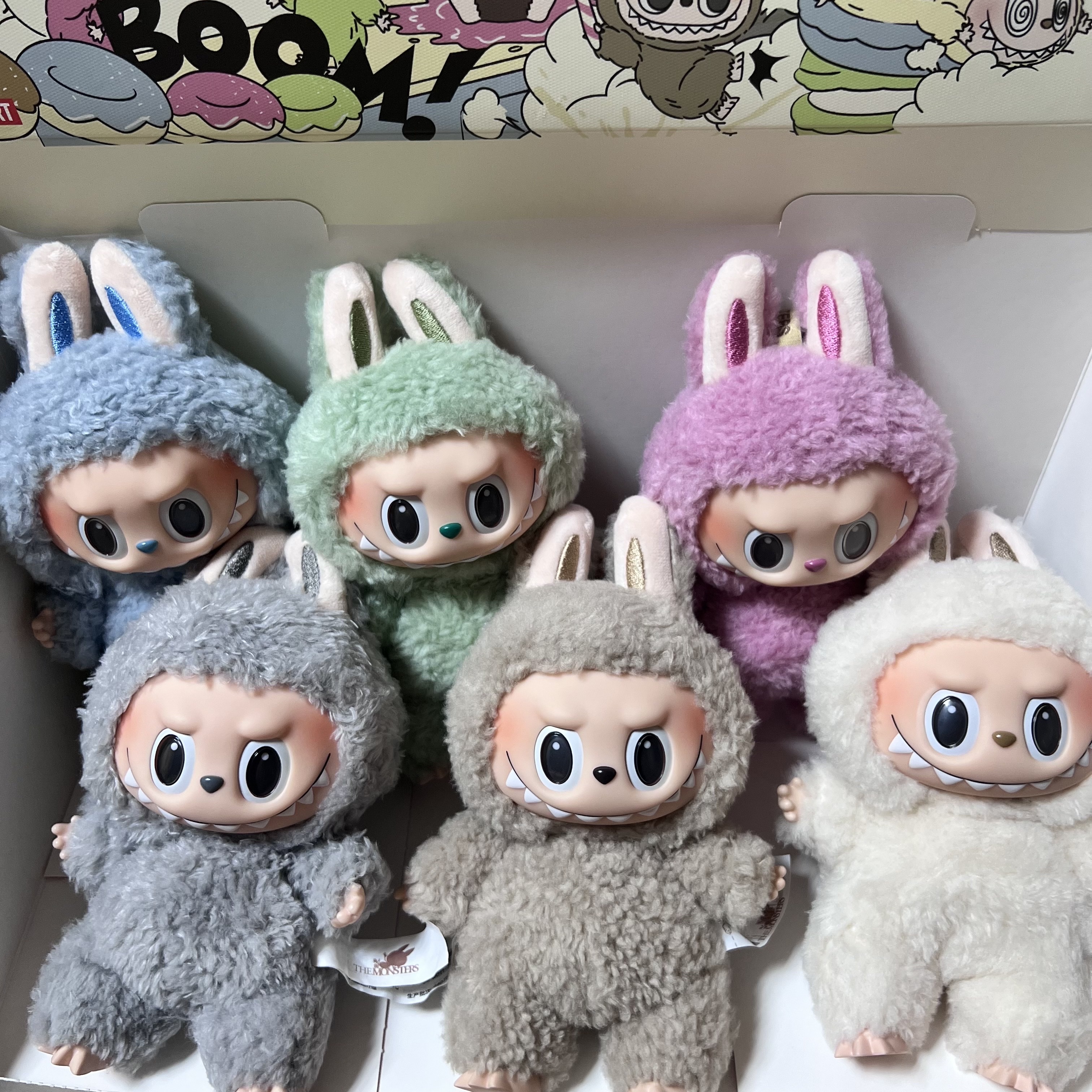 Pop Mart The Monsters Labubu Tasty Macarons Series Sealed Case (6 Blind Boxes), Pop Mart Labubu The Monsters Labubu Tasty Macarons Series Toffe Keyring 착용 스타일 - 1