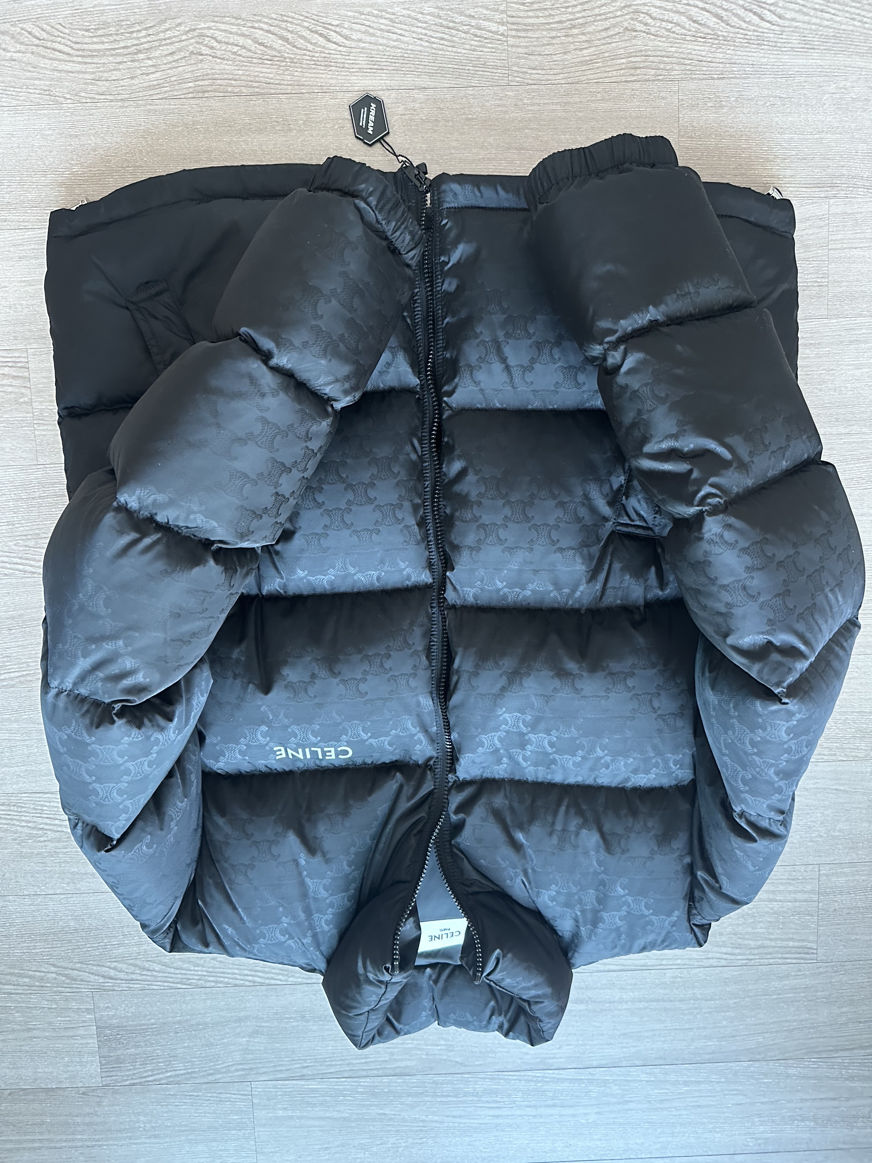 Celine Triomphe Nylon Jacquard Down Jacket Black 착용 스타일 - 1