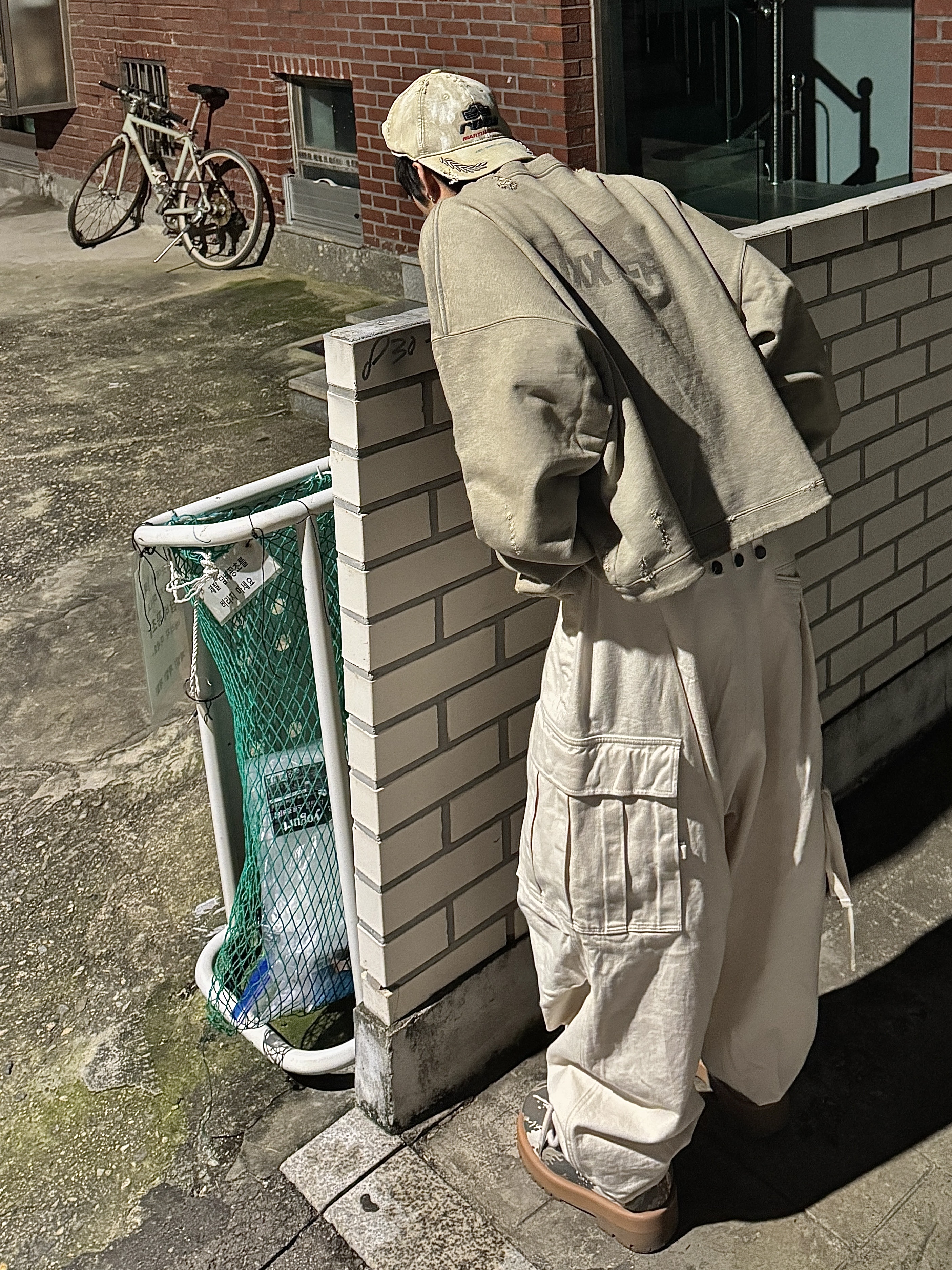 qualisartifexpereo Big Font Crewneck VTG Gray, Martine Rose Rolled Back Cap Beige - 24FW 착용 스타일 - 2