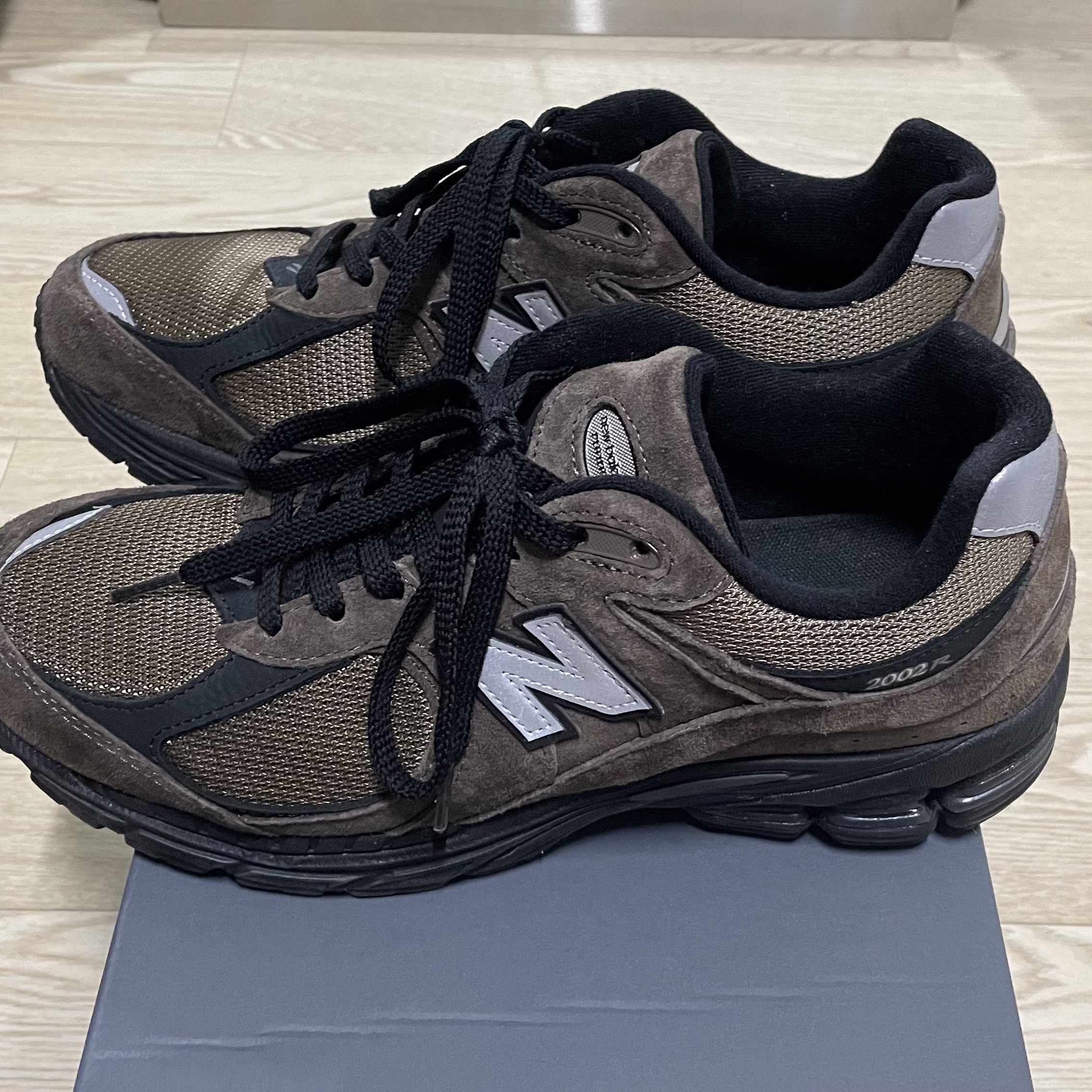 New Balance 2002R Brown Black 착용 스타일 - 2