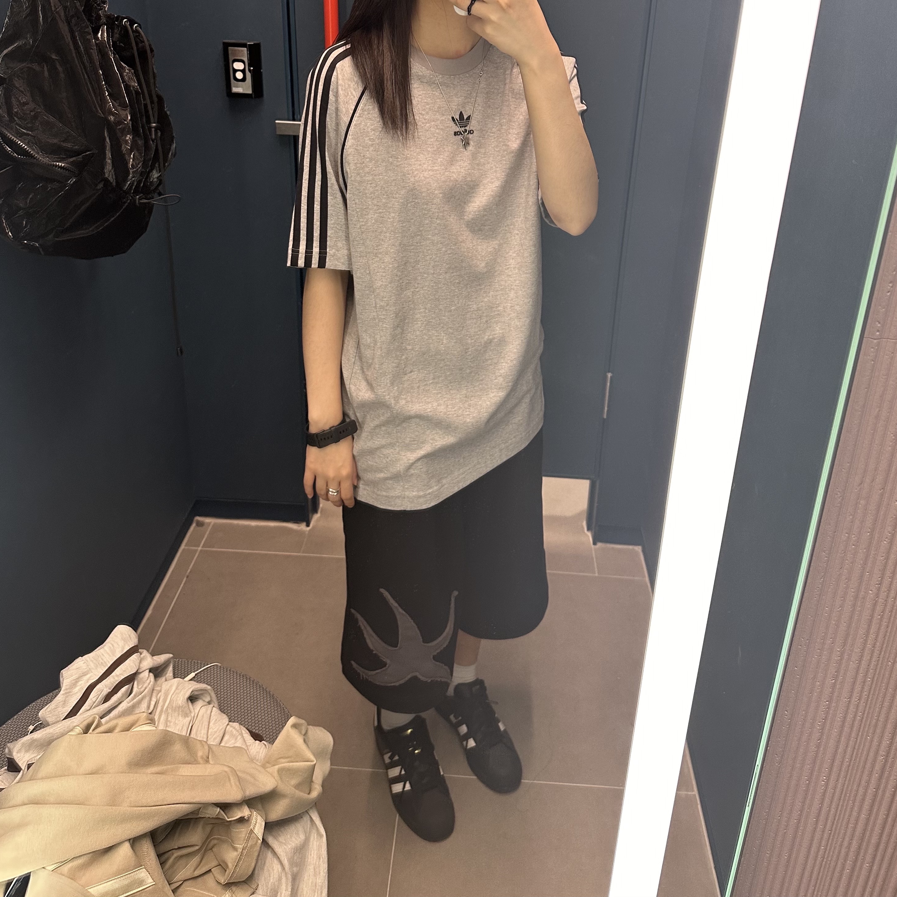 Adidas SST T-Shirt Medium Grey Heather - US Sizing 착용 스타일