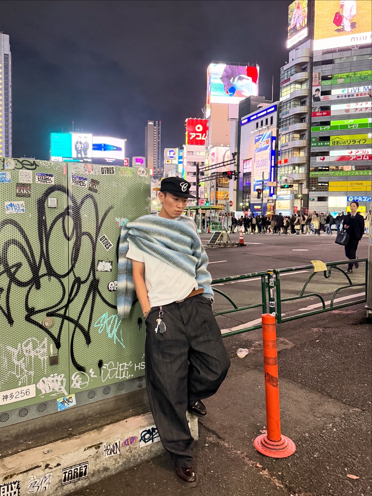 Dr. Martens Adrian Arcadia Leather Loafers Cherry Red, Starbucks x BAPE Baby Milo Keychain 착용 스타일 - 1