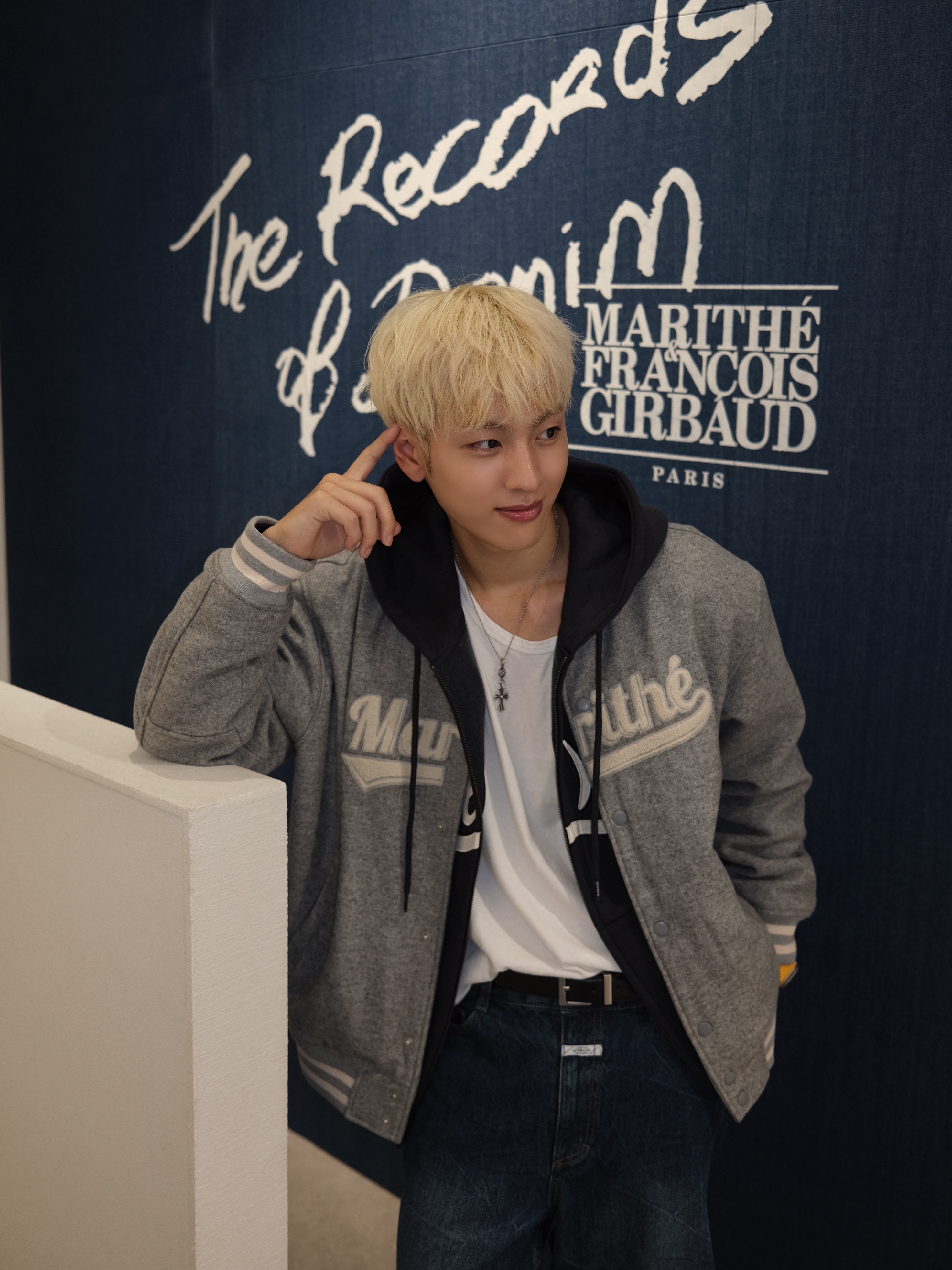 YESEYESEE Y.E.S Snail Logo Zip-up Hoodie Navy 착용 스타일