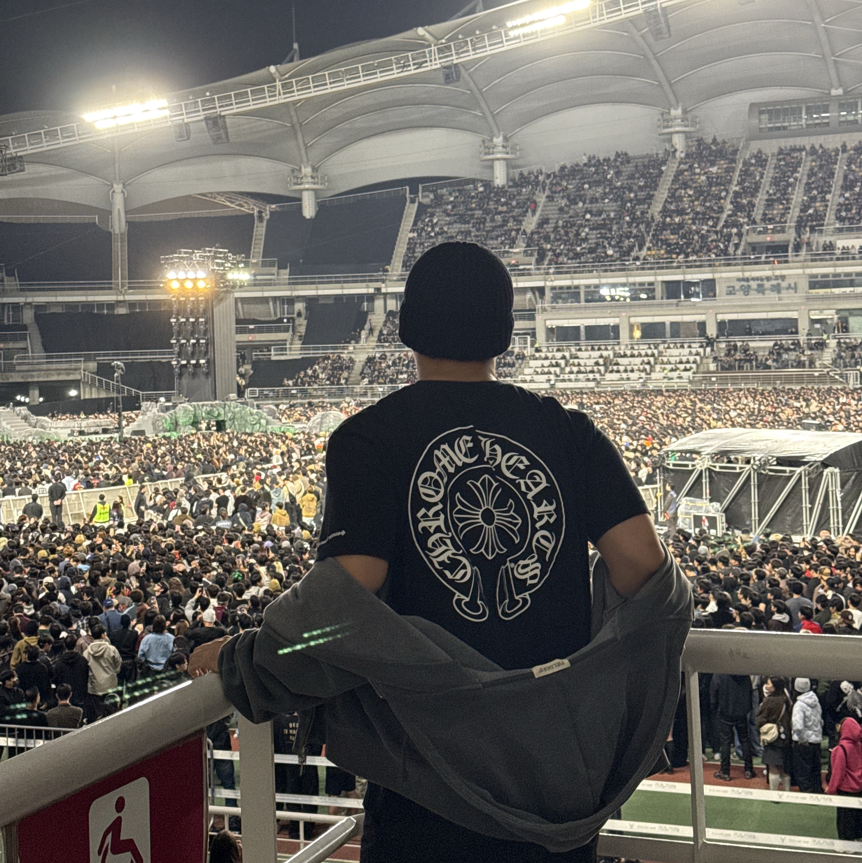 Chrome Hearts Horseshoe Logo Pocket T-Shirt Black 착용 스타일 - 1