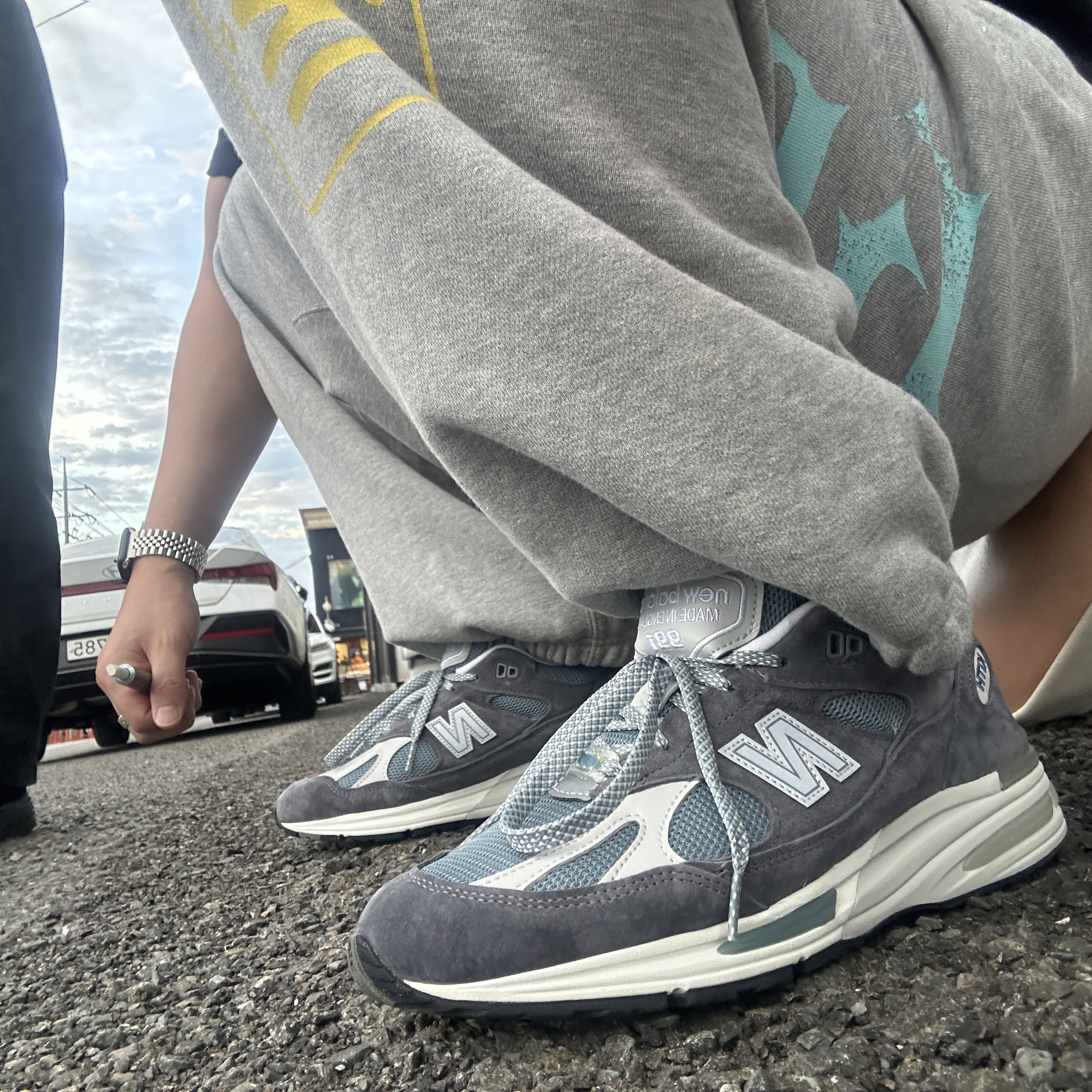 New Balance x Kith 991v2 Made in UK Steel Blue Grey, Porter x JJJJound Passport Bag L Off White 착용 스타일 - 3