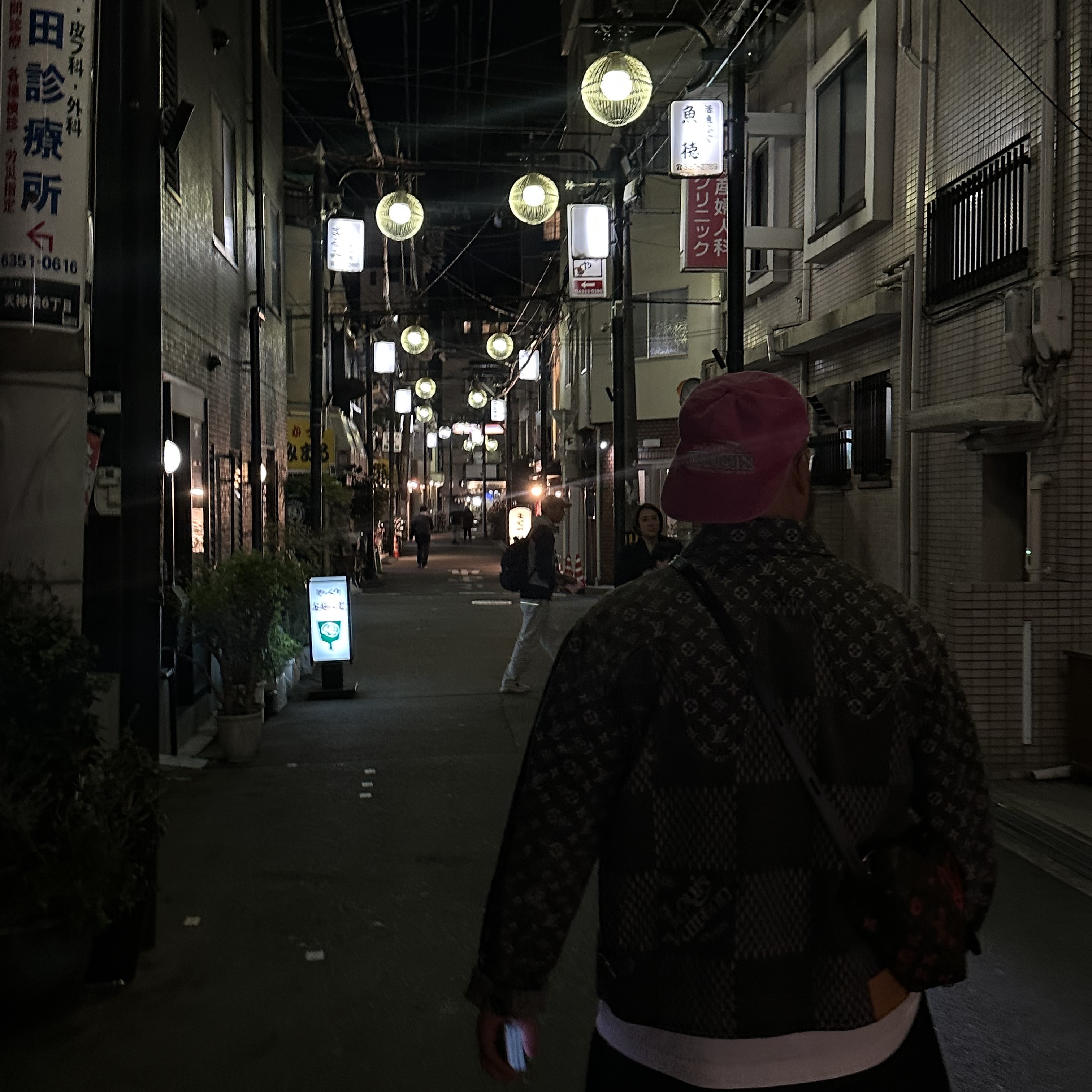 Louis Vuitton Sac Coeur Monogram, Louis Vuitton x Nigo Giant Damier Waves Monogram Denim Jacket Black 착용 스타일 - 1