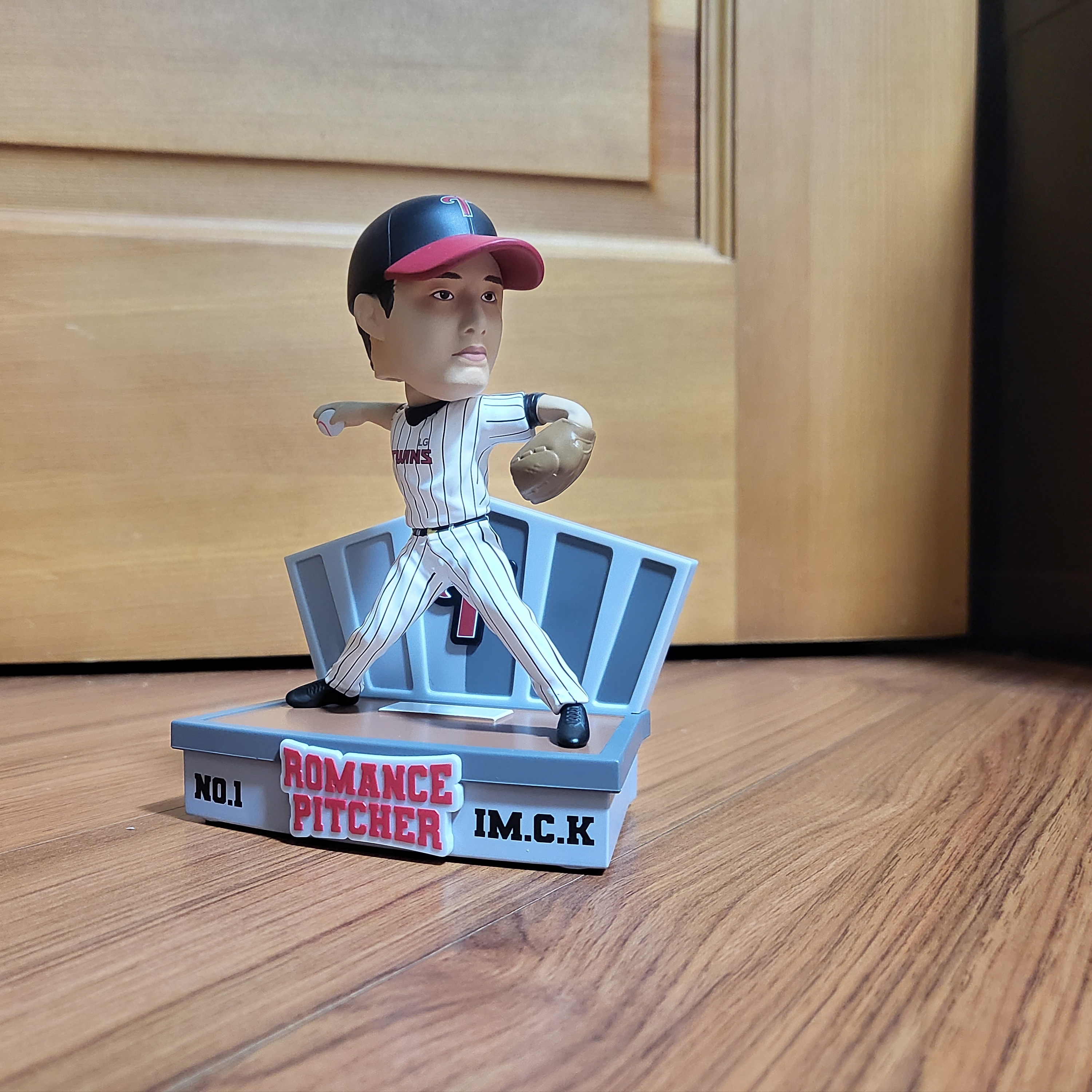 BDNS x LG TWINS Im Chan Kyu Bobblehead Figure Limited Edition 착용 스타일
