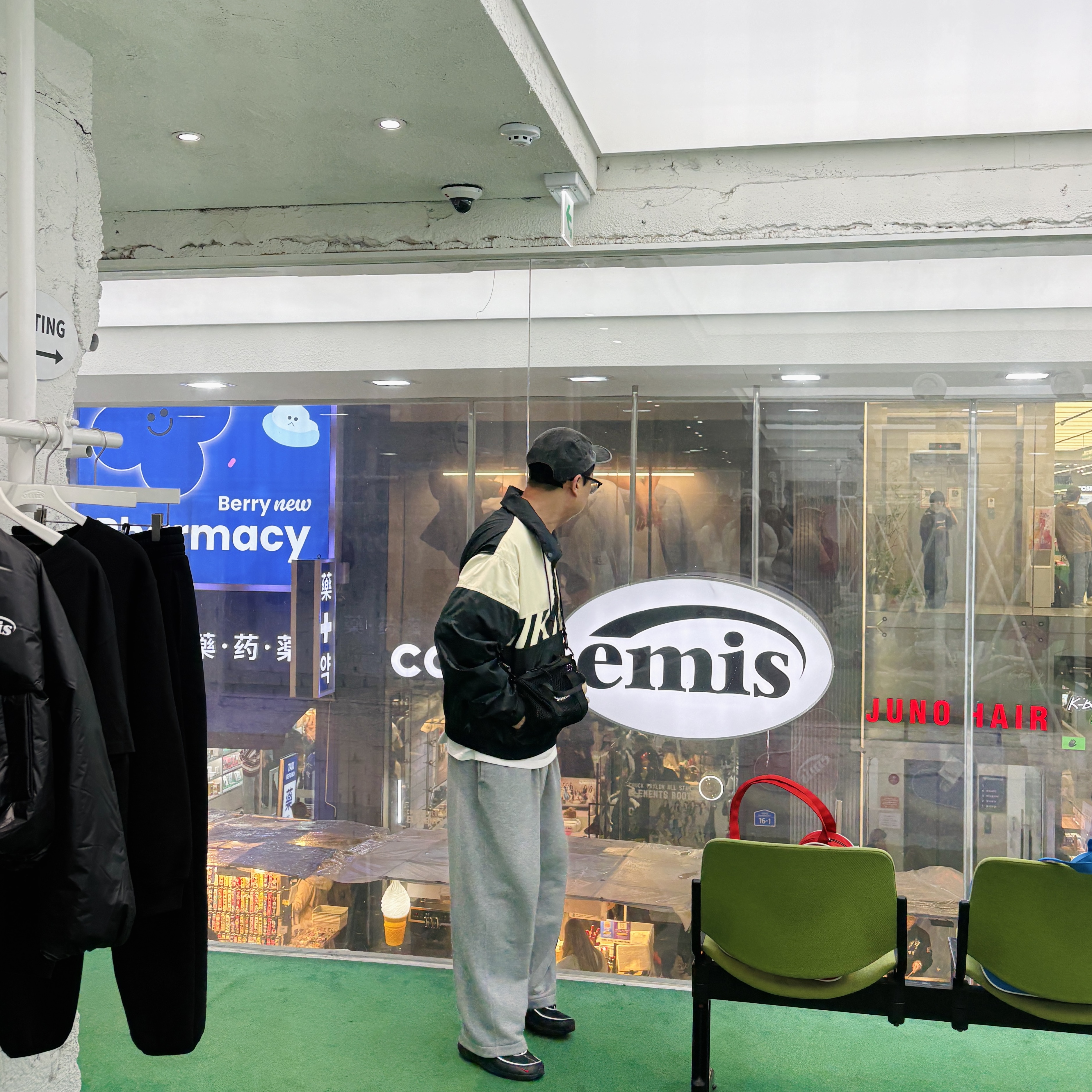 Supreme Coated Denim Camp Cap Black - 24SS, Supreme Mesh Mini Duffle Bag Black - 25SS 착용 스타일 - 1