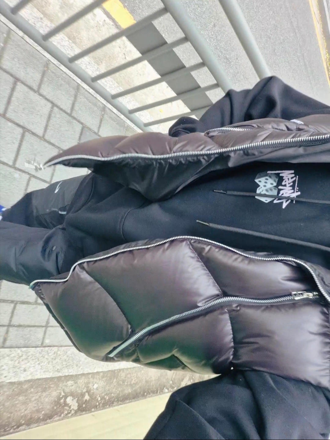 Nike x Off-White NRG Pants Black, The Museum Visitor KREAM Curved Zipper Puffer Down Vest Glossy Black - 23FW 착용 스타일
