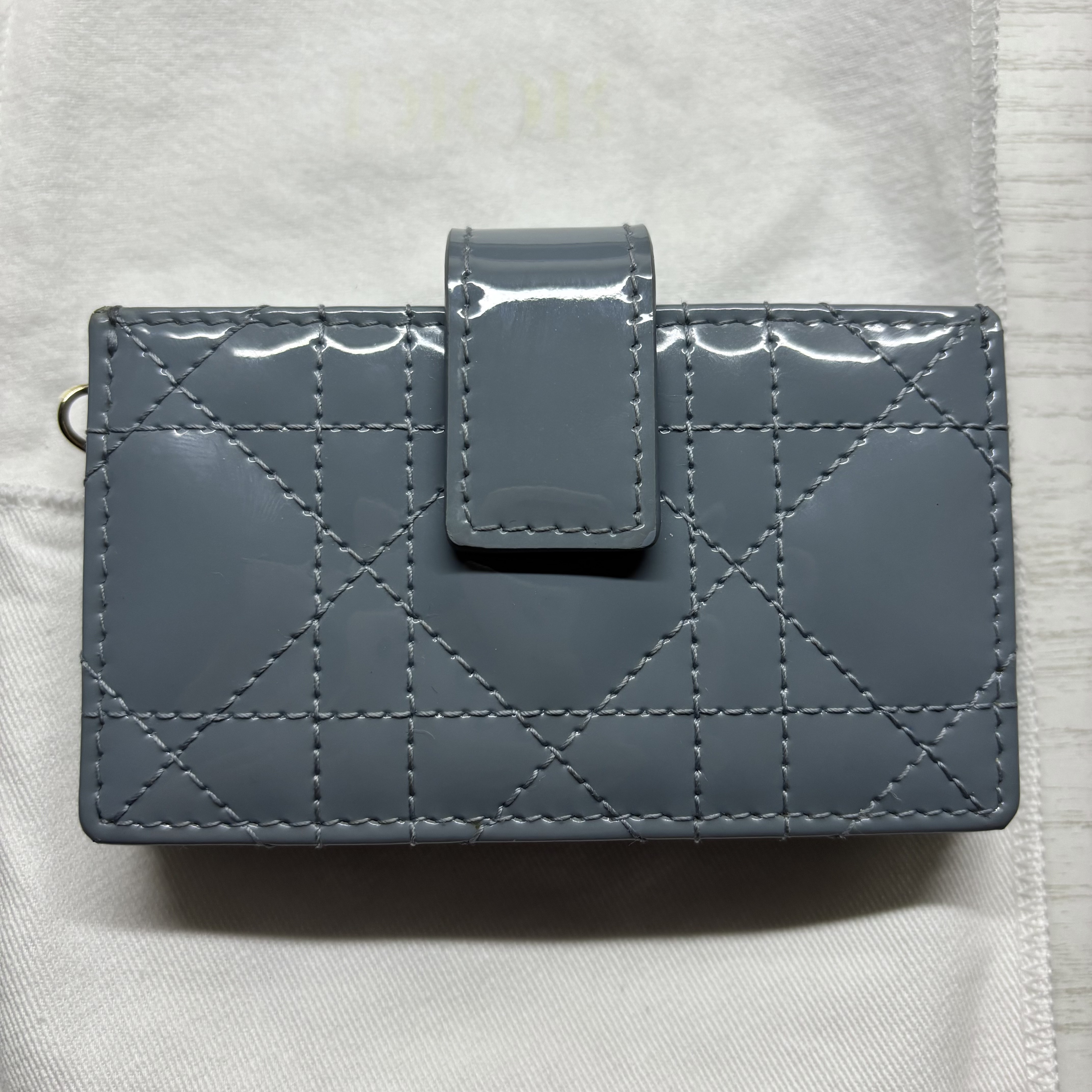 Dior Lady 5-Gusset Card Holder Patent Cannage Calfskin Sky Blue 착용 스타일