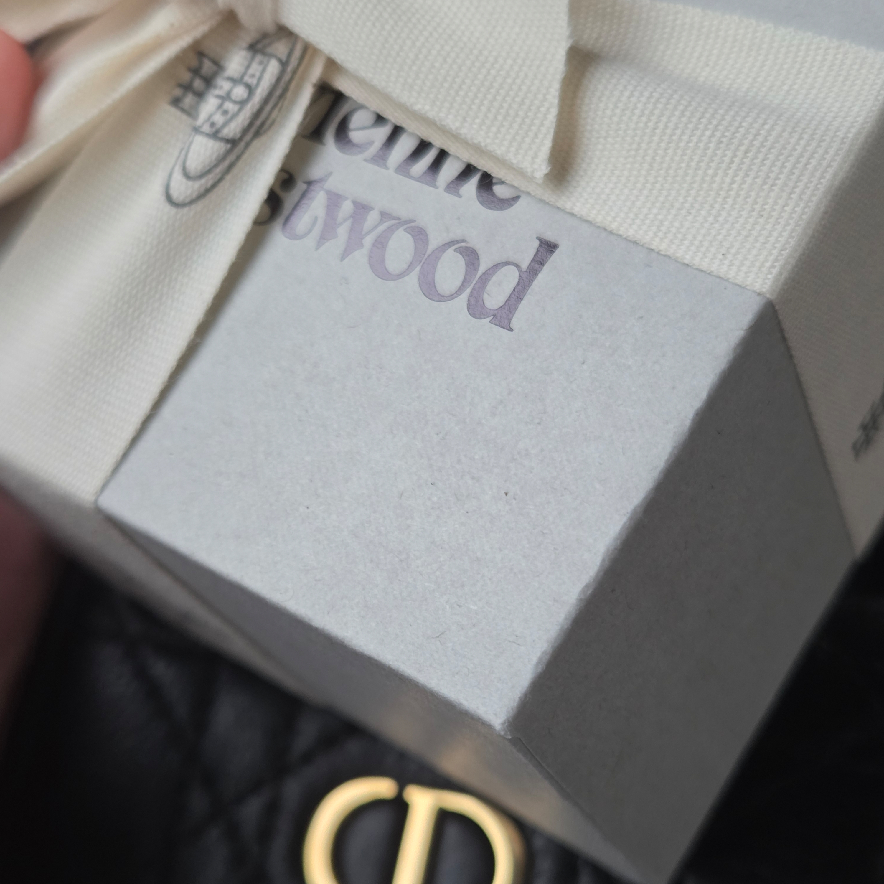Vivienne Westwood Mini Bas Relief Pendant Silver 착용 스타일 - 2