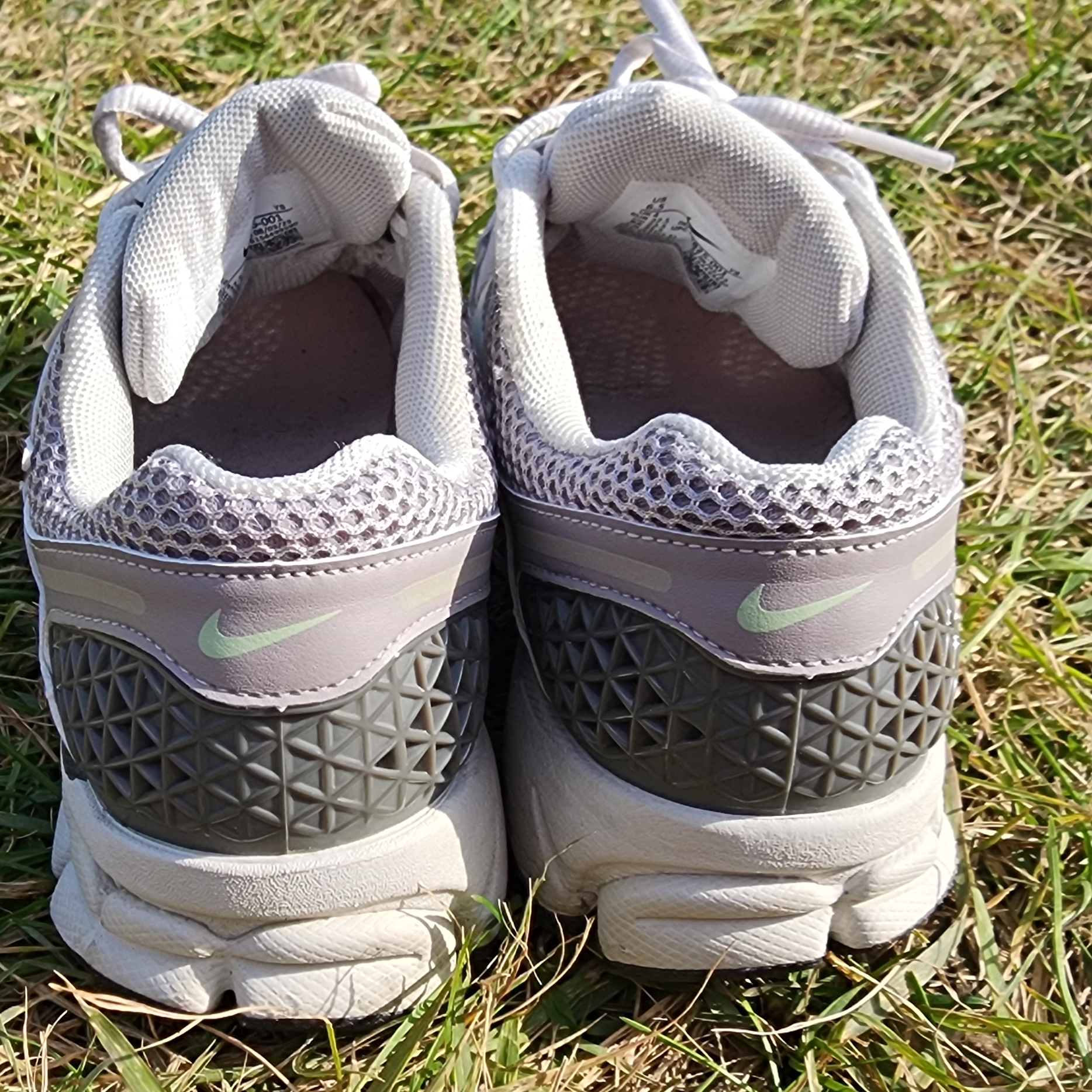 (W) Nike Zoom Vomero 5 Cobblestone and Flat Pewter 착용 스타일