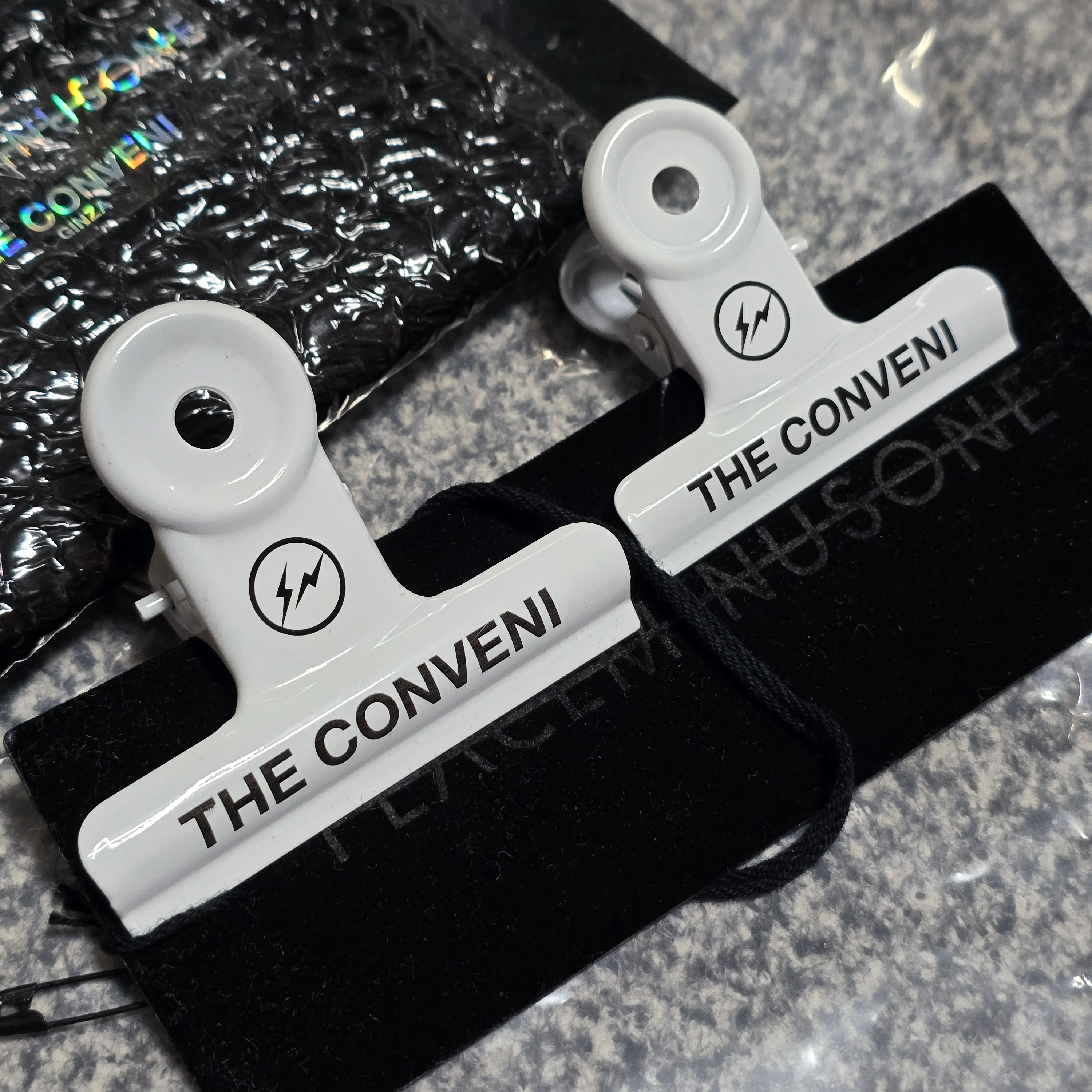 Peaceminusone x The Conveni Bulldog Clip White 착용 스타일