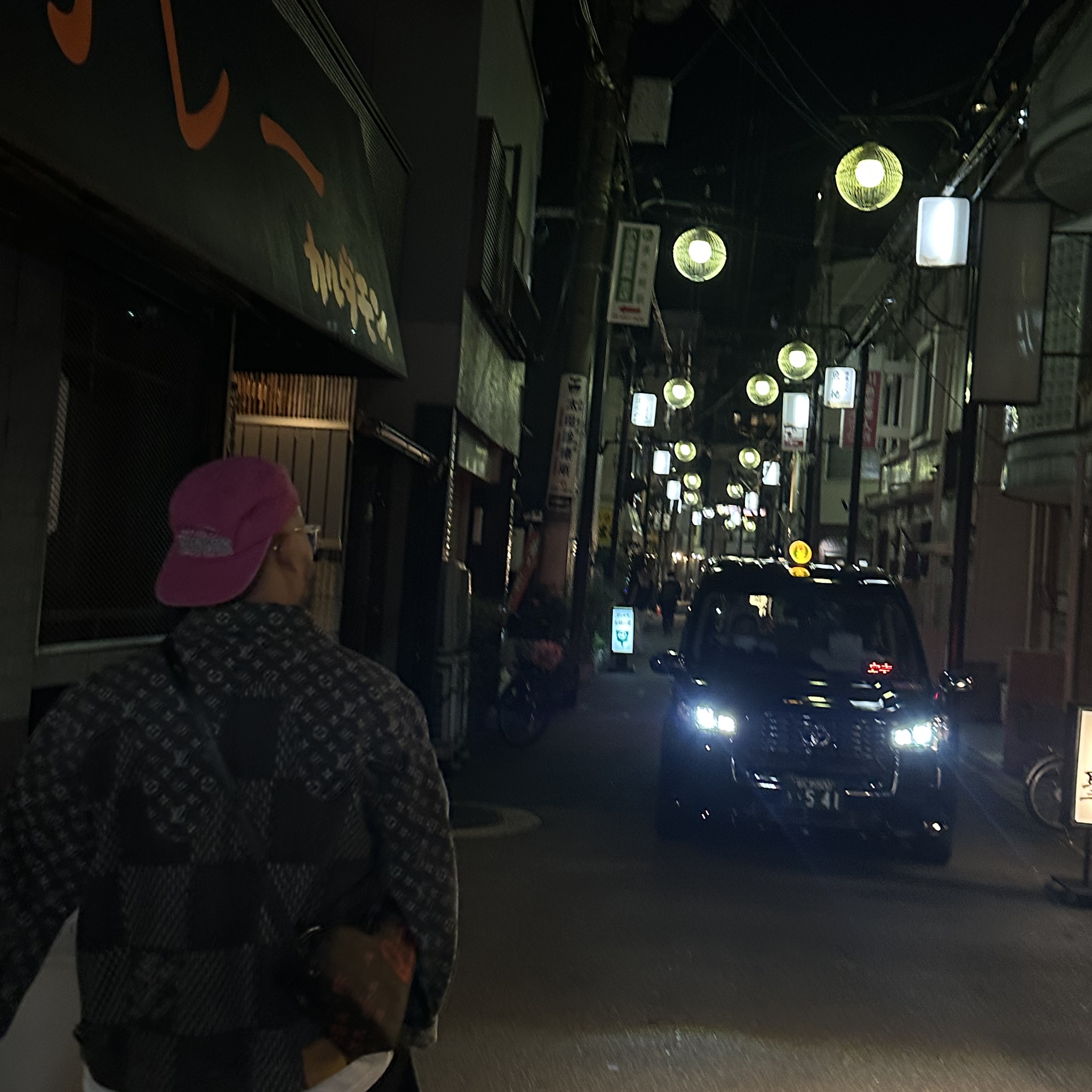 Louis Vuitton Sac Coeur Monogram, Louis Vuitton x Nigo Giant Damier Waves Monogram Denim Jacket Black 착용 스타일 - 3