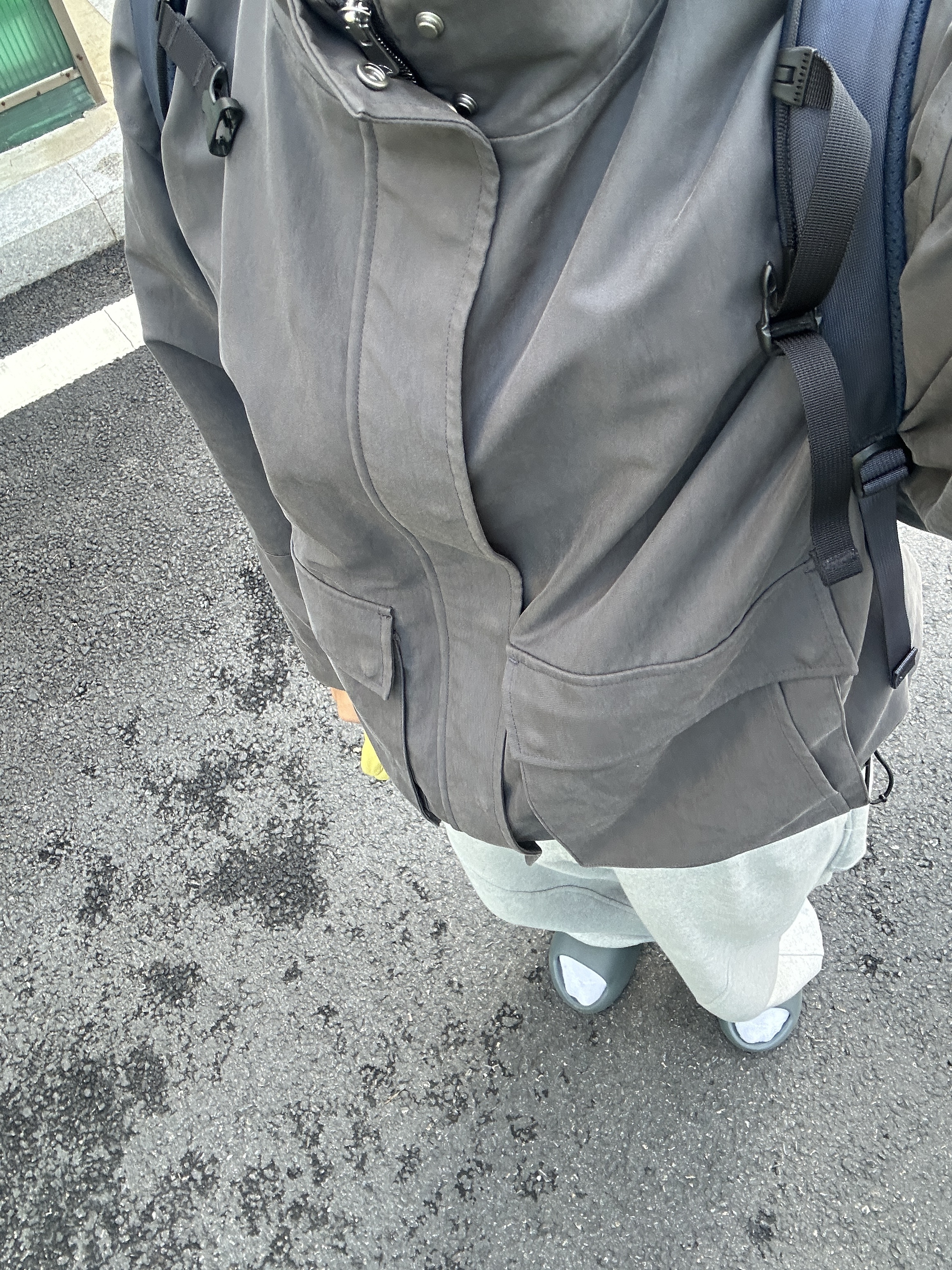 Adidas Yeezy Slide Slate Grey 착용 스타일