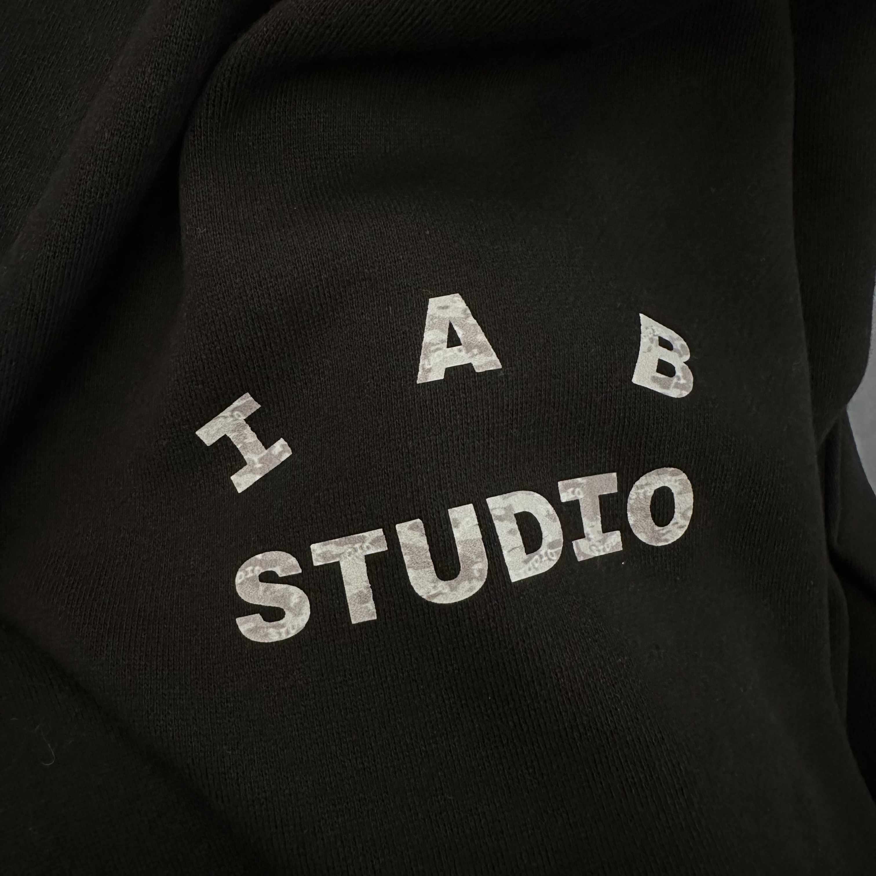 IAB Studio IAB Camo Logo Hoodie Black 착용 스타일