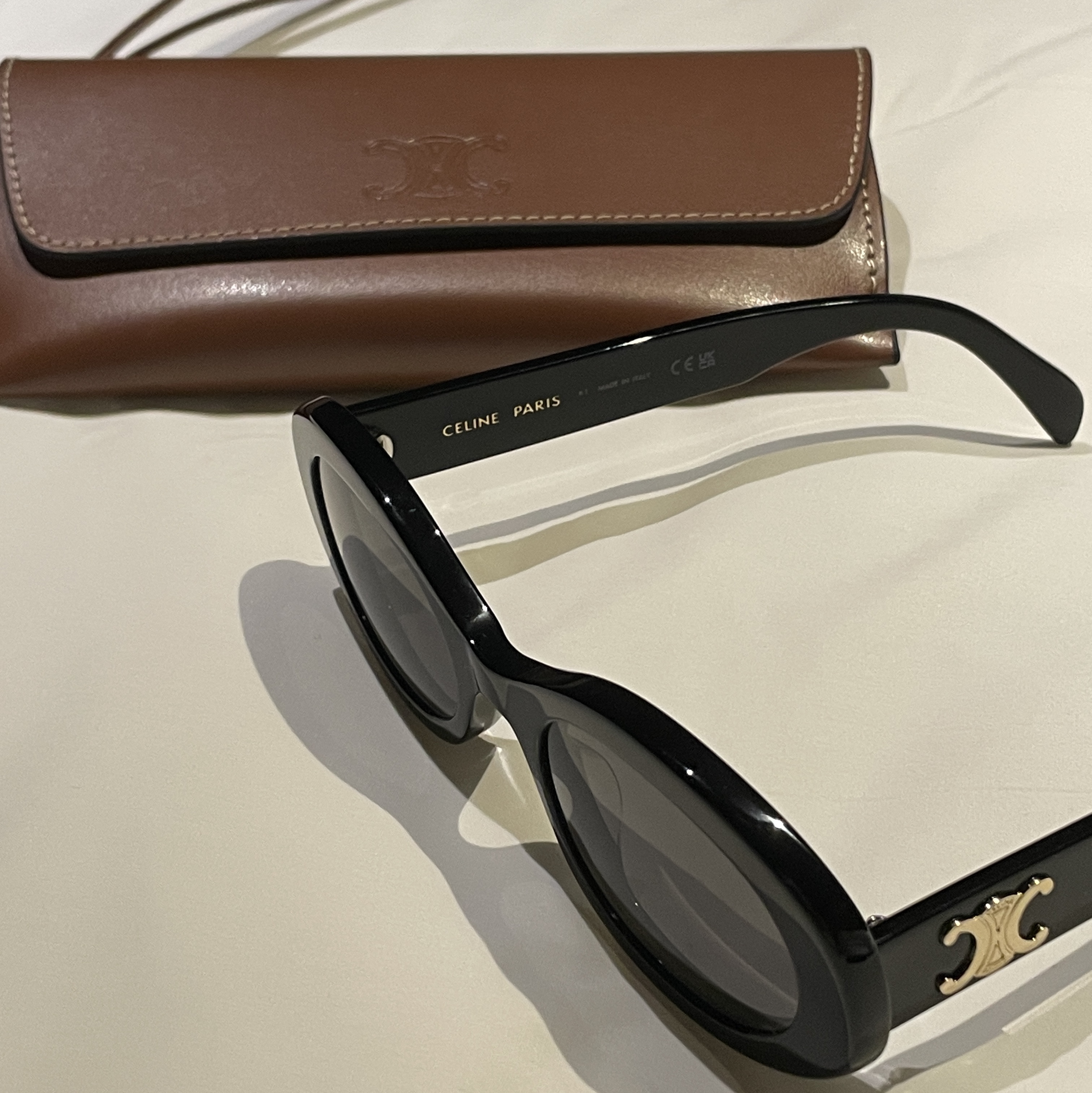 (W) Celine Triomphe 01 Sunglasses in Acetate Black 착용 스타일