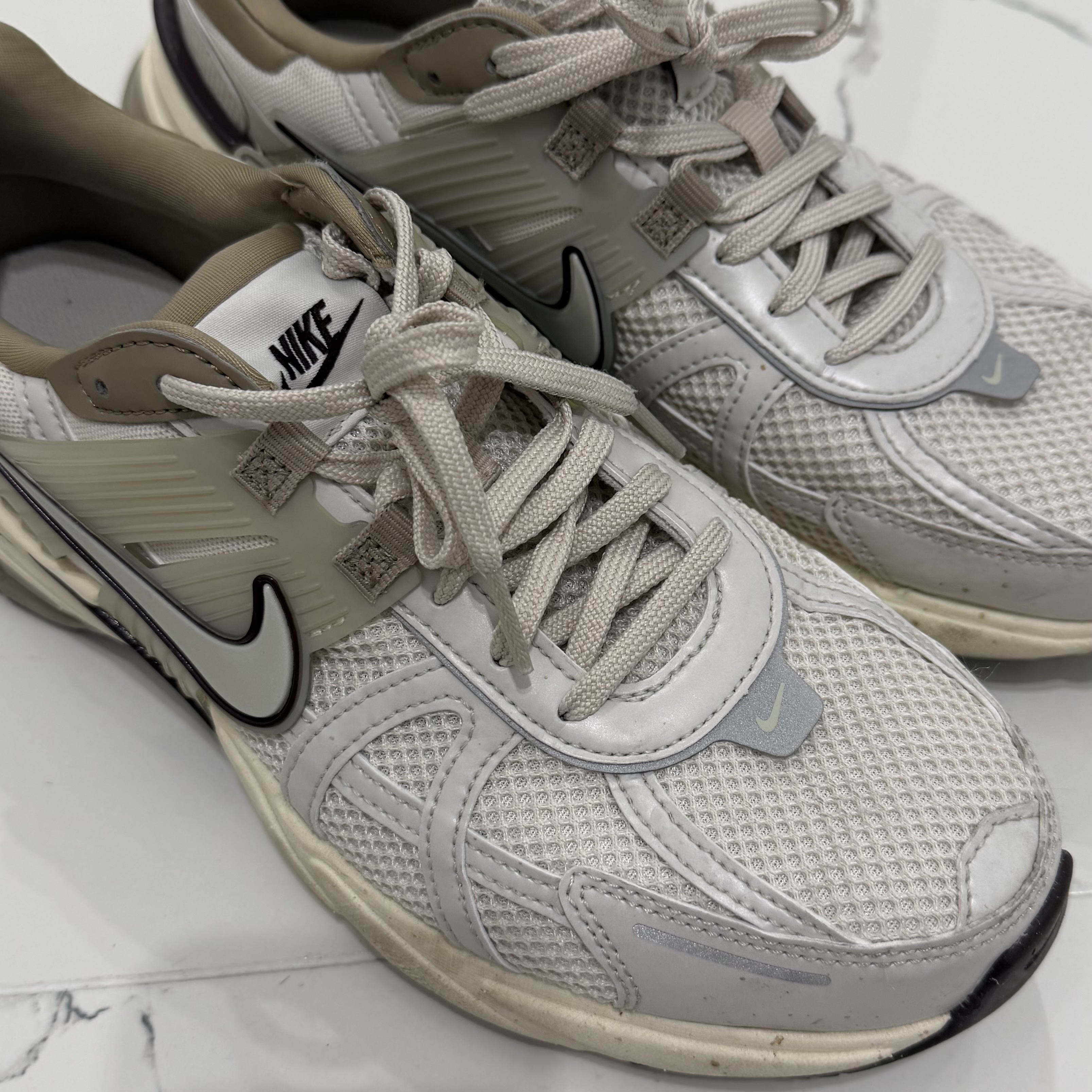 Nike V2K Run Light Orewood Brown Khaki 착용 스타일
