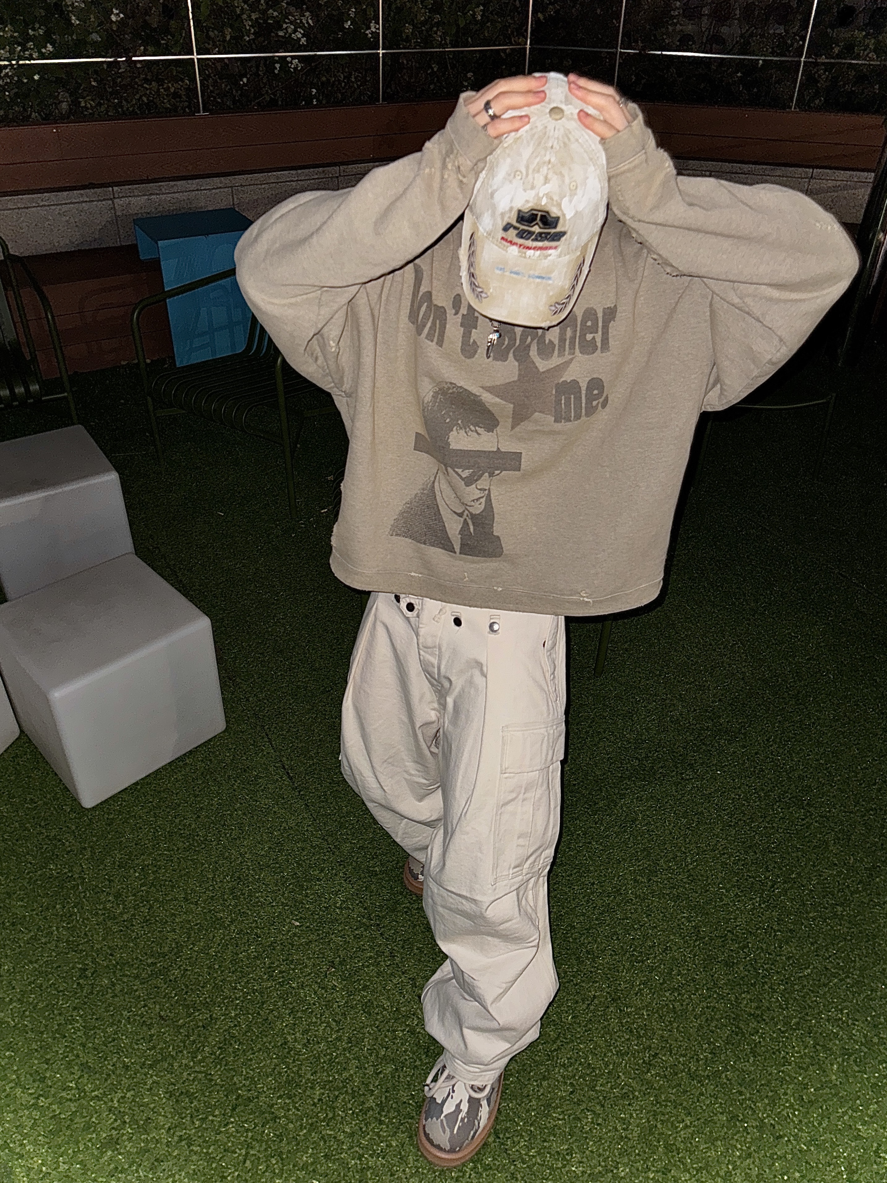qualisartifexpereo Big Font Crewneck VTG Gray, Martine Rose Rolled Back Cap Beige - 24FW 착용 스타일 - 1