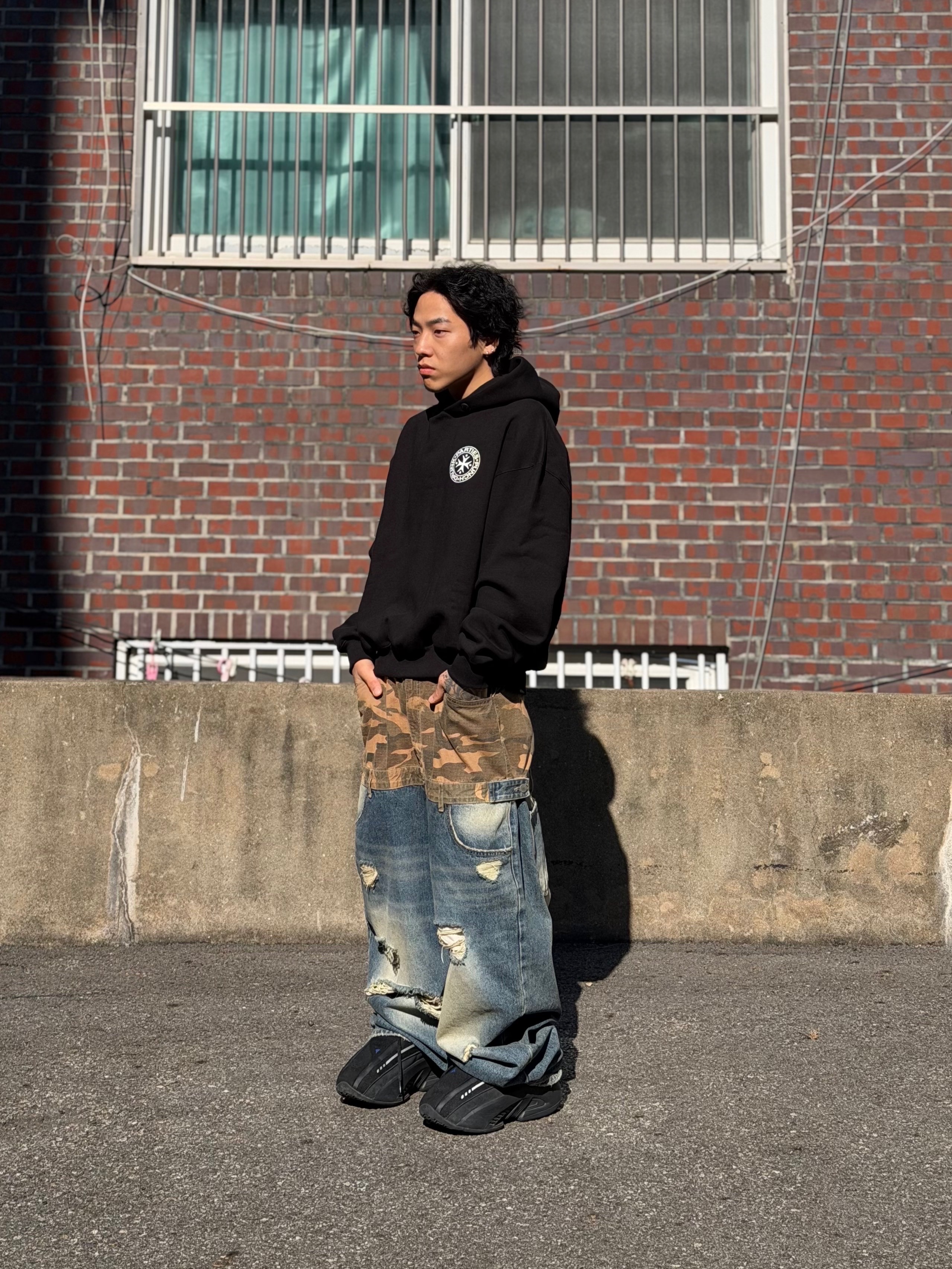 Punch Drunk Parties Circle Logo Oversized Hoodie Black 착용 스타일 - 7