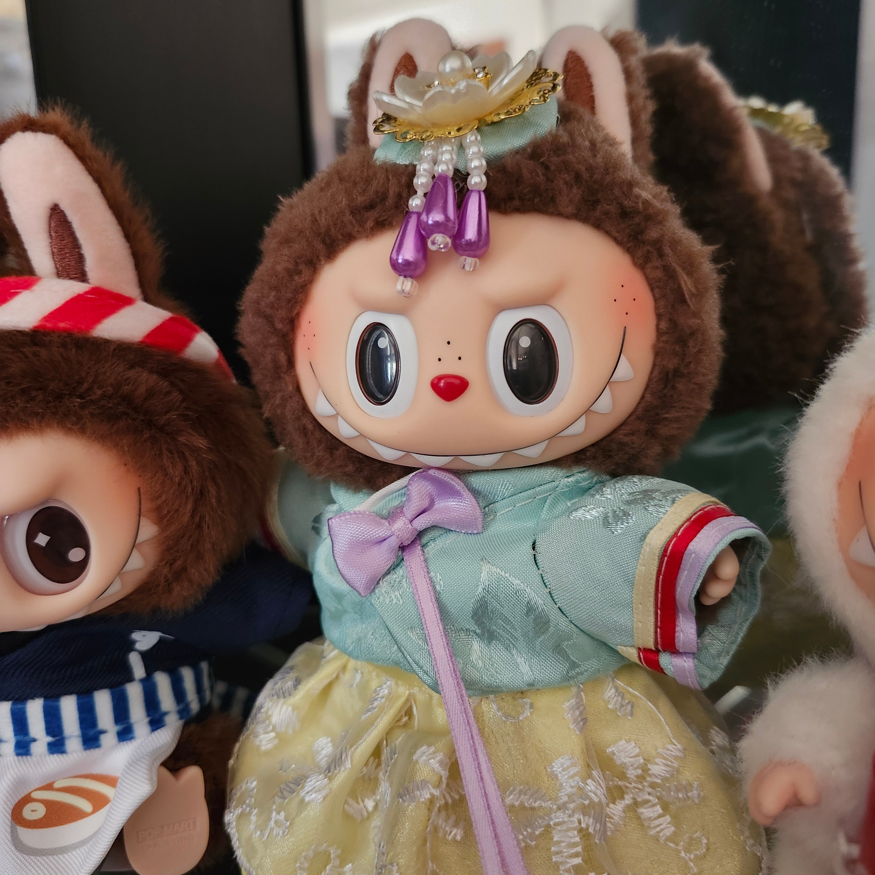 Pop Mart Labubu The Monsters Labubu Tasty Macarons Series Chestnut Cocoa Keyring (Opened Case) 착용 스타일