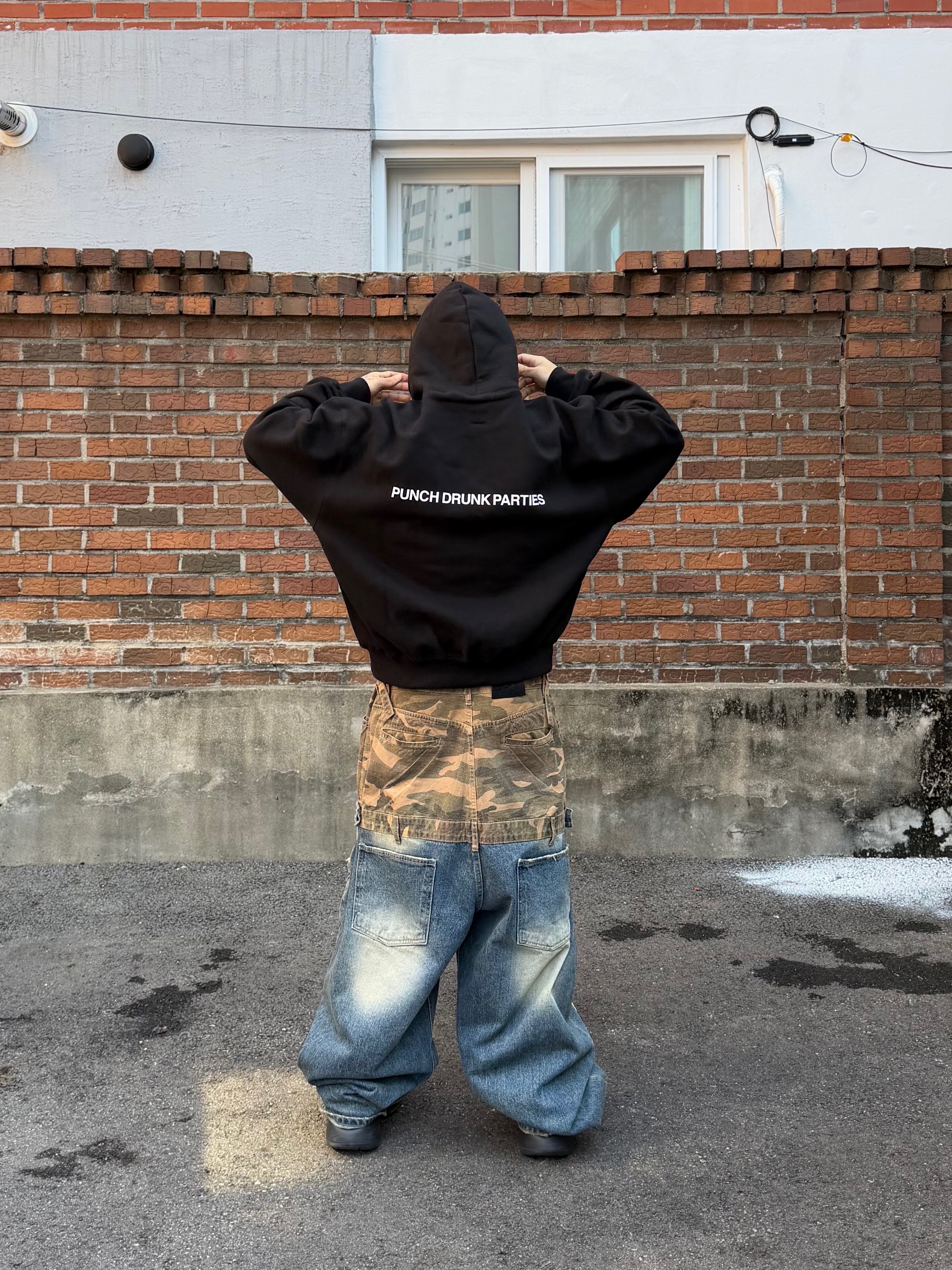 Punch Drunk Parties Circle Logo Oversized Hoodie Black 착용 스타일 - 6