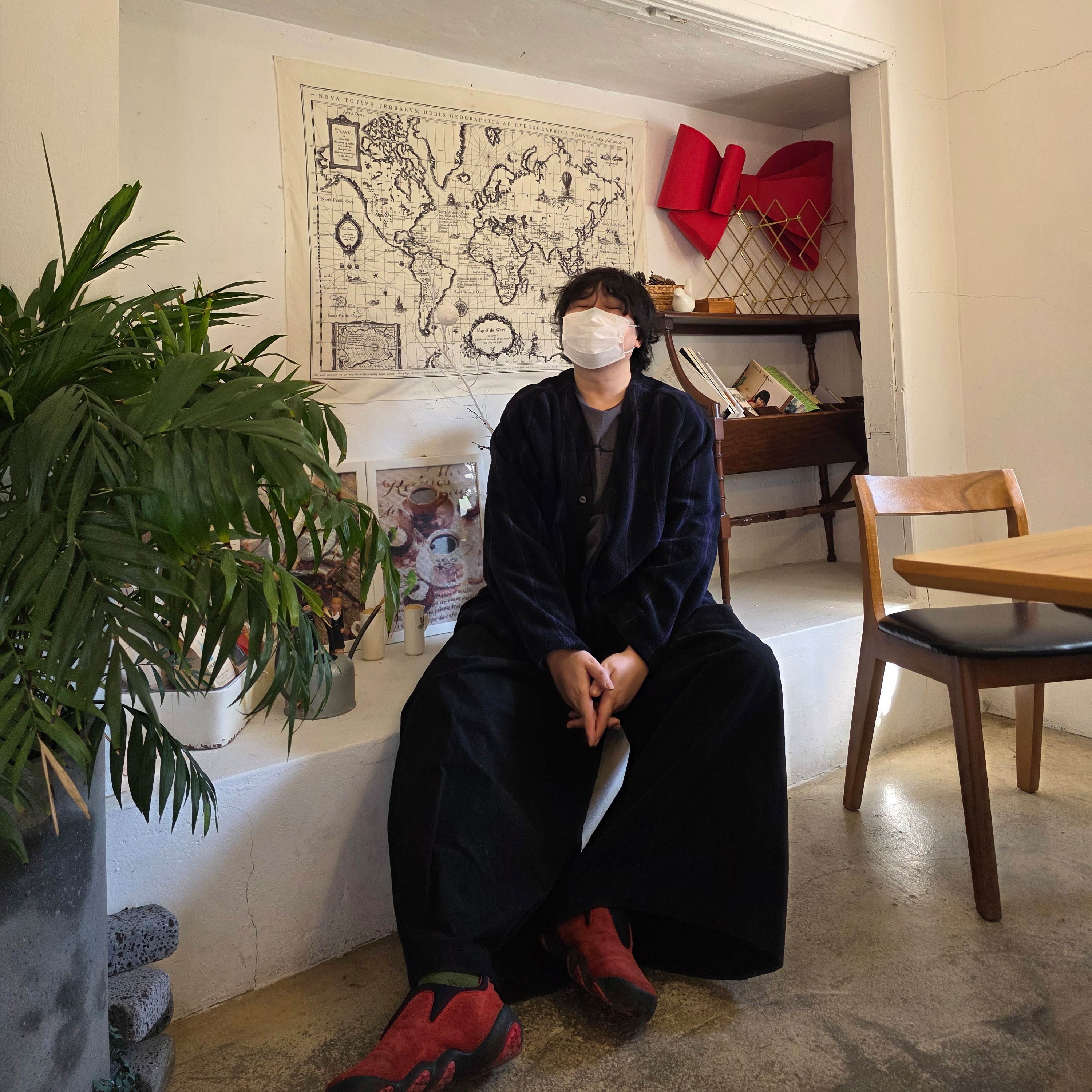Maison Kitsune Fox Head Tote Bag Dark Khaki, Uniqlo x Needles Fleece Oversized Cardigan Black - KR 착용 스타일 - 3
