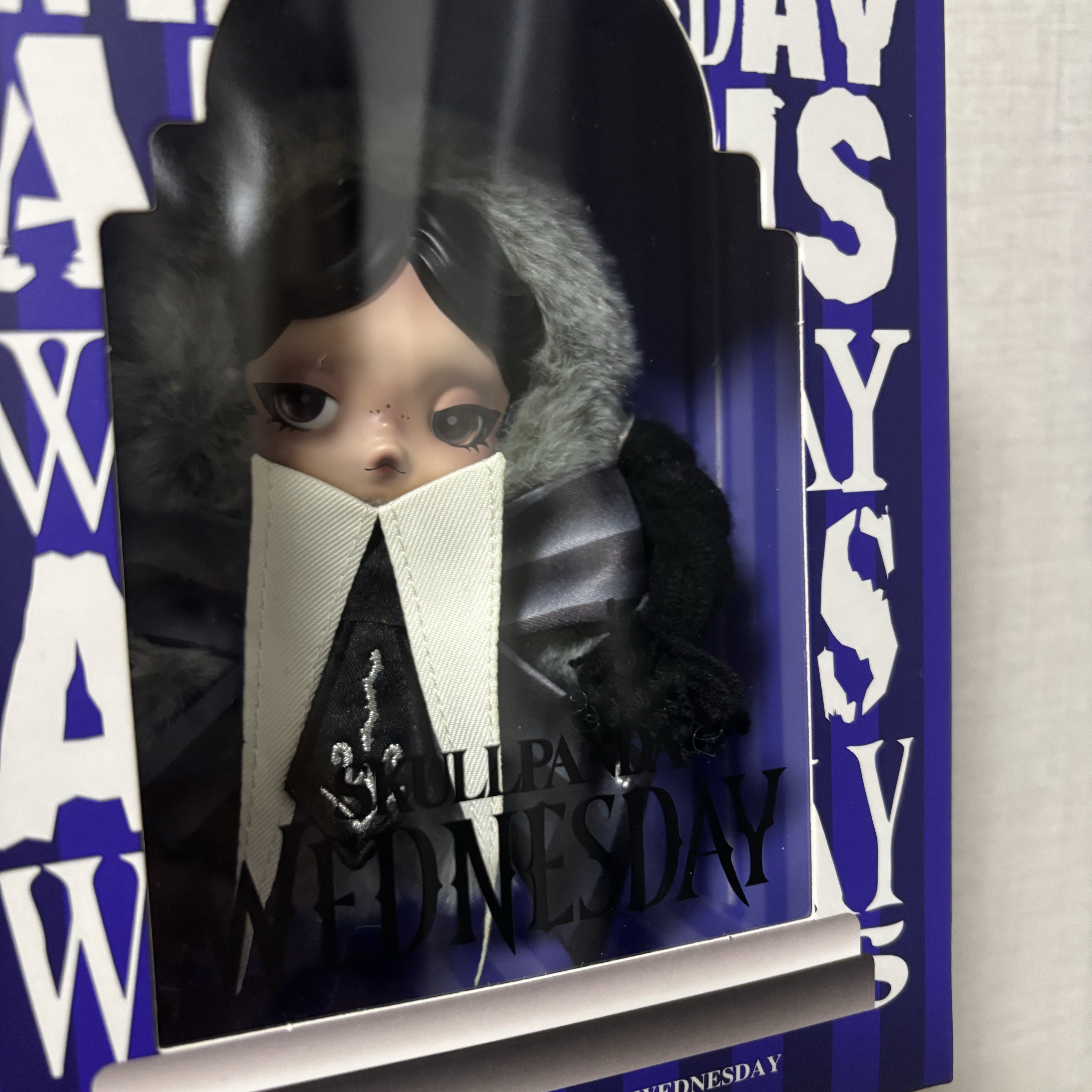 Pop Mart Skullpanda x Wednesday Plush Nevermore Academy Uniform Version 착용 스타일