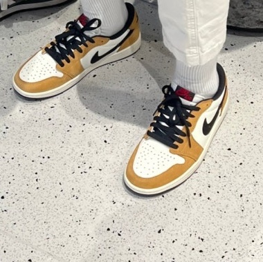 Jordan 1 Low OG Sail and Golden Harvest 착용 스타일