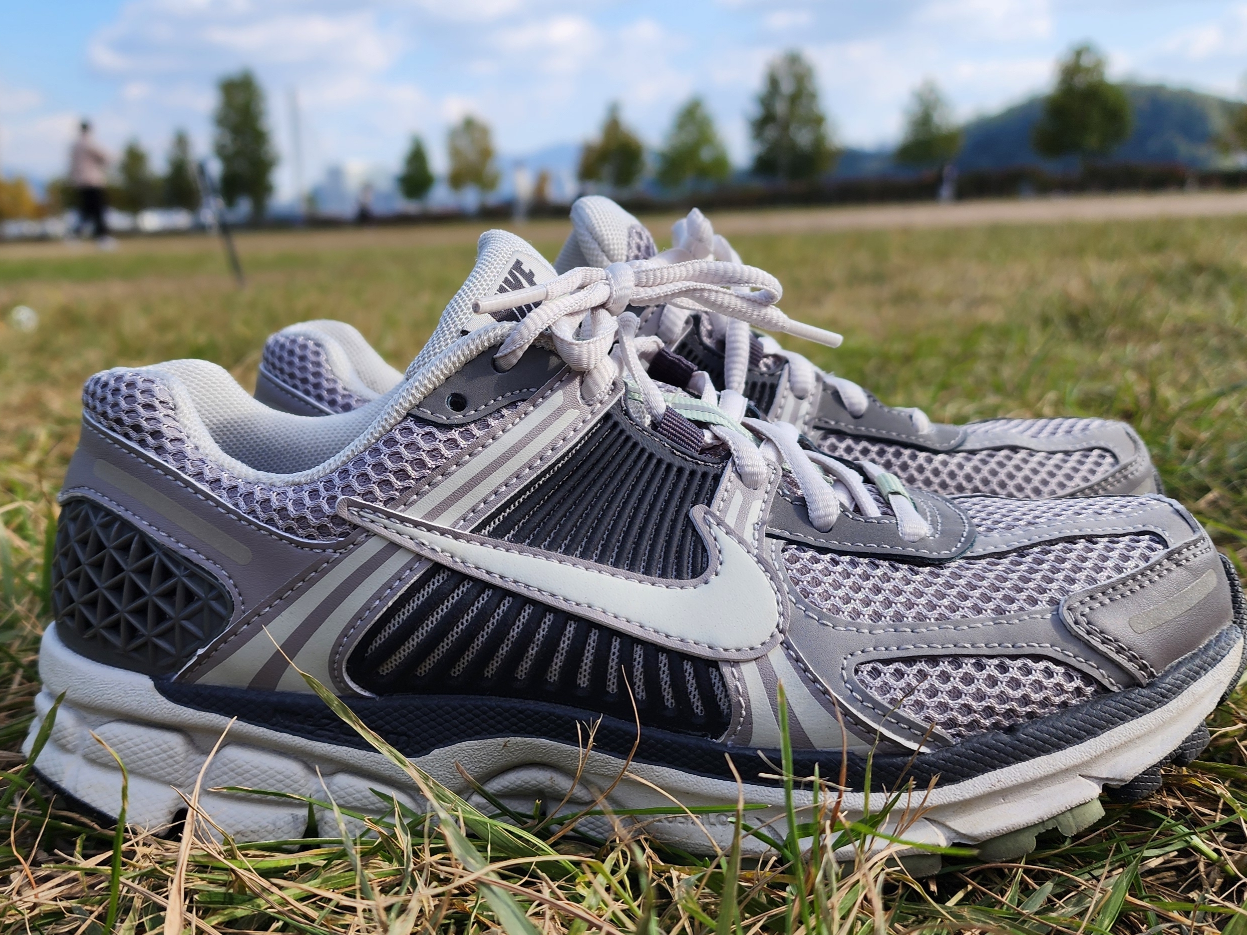 (W) Nike Zoom Vomero 5 Cobblestone and Flat Pewter 착용 스타일