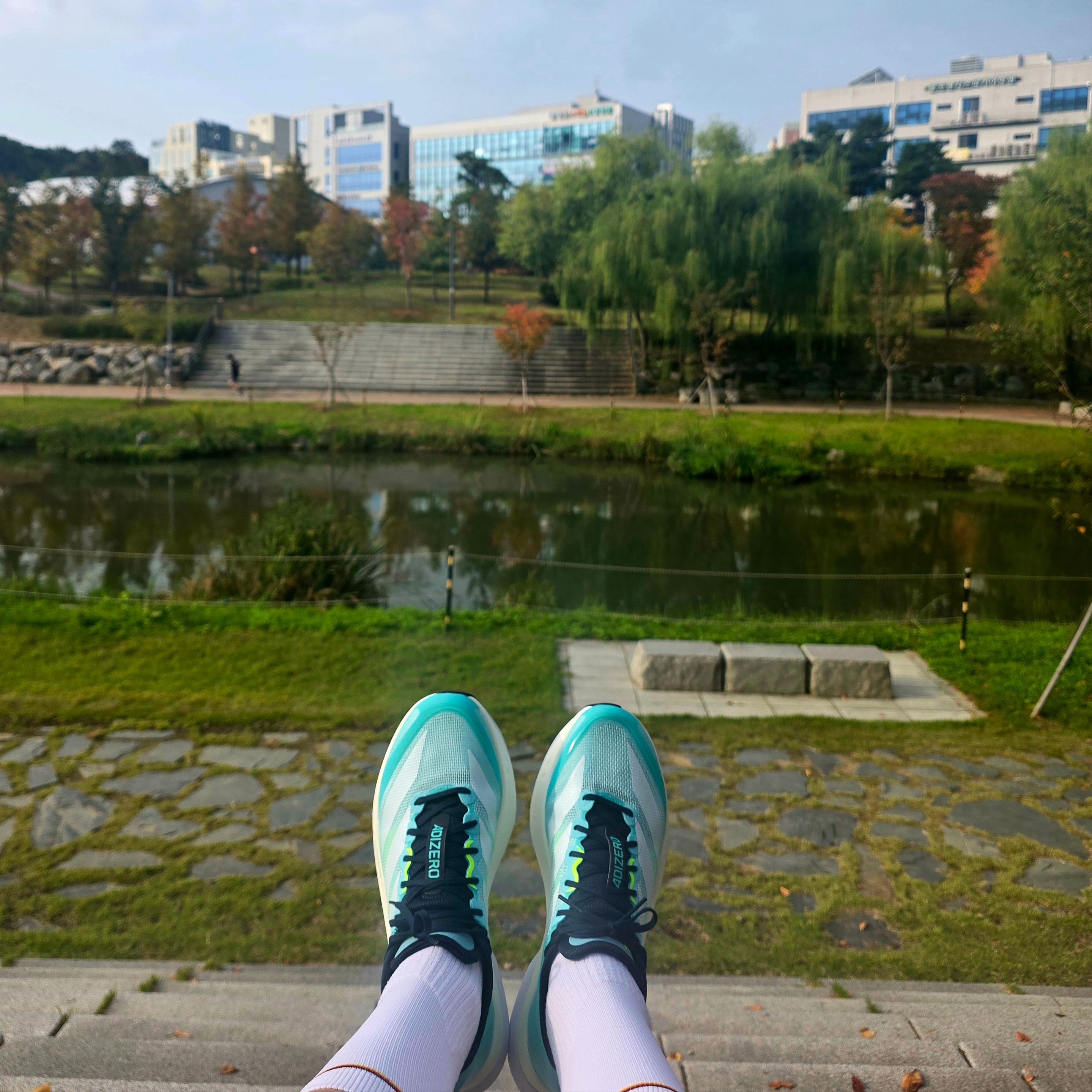 Adidas Adizero Boston 13 Flash Aqua Cloud White 착용 스타일