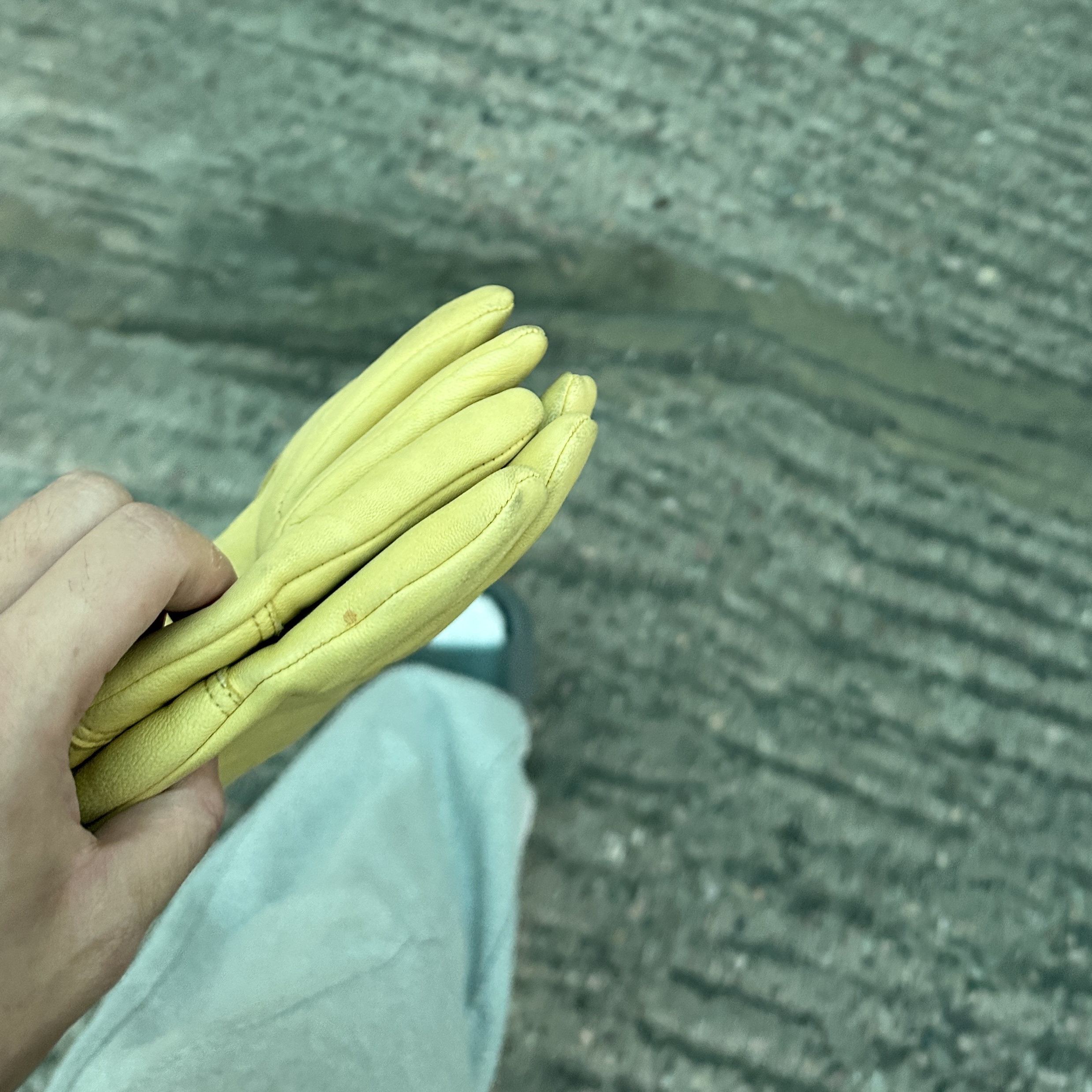 Stussy x Denim Tears Leather Gloves Yellow 착용 스타일