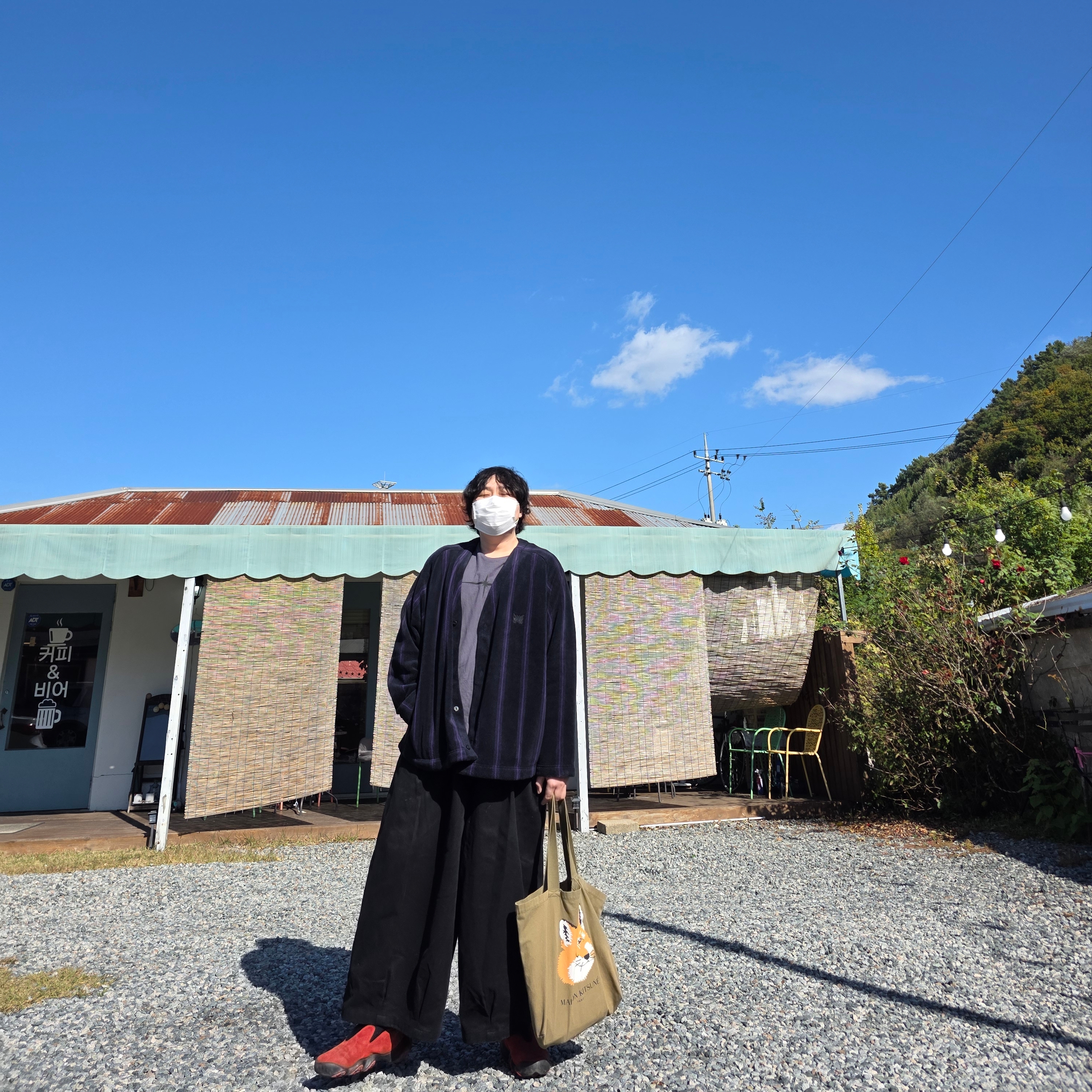 Maison Kitsune Fox Head Tote Bag Dark Khaki, Uniqlo x Needles Fleece Oversized Cardigan Black - KR 착용 스타일 - 2