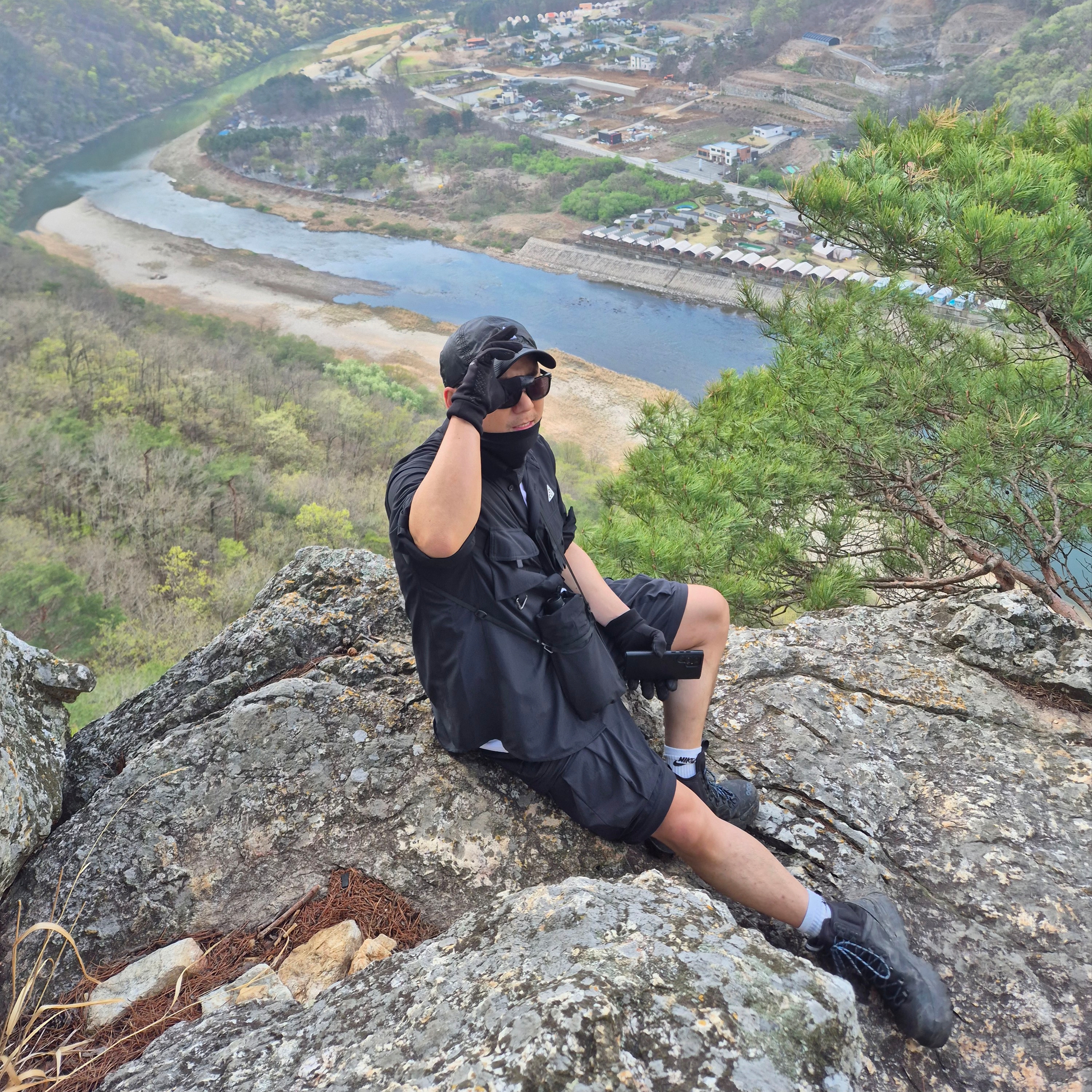 Nike ACG Dri-Fit UV Devastation Trail Shirt Black Summit White - Asia, Nike ACG Smith Summit Cargo Pants Black Anthracite - Asia 착용 스타일