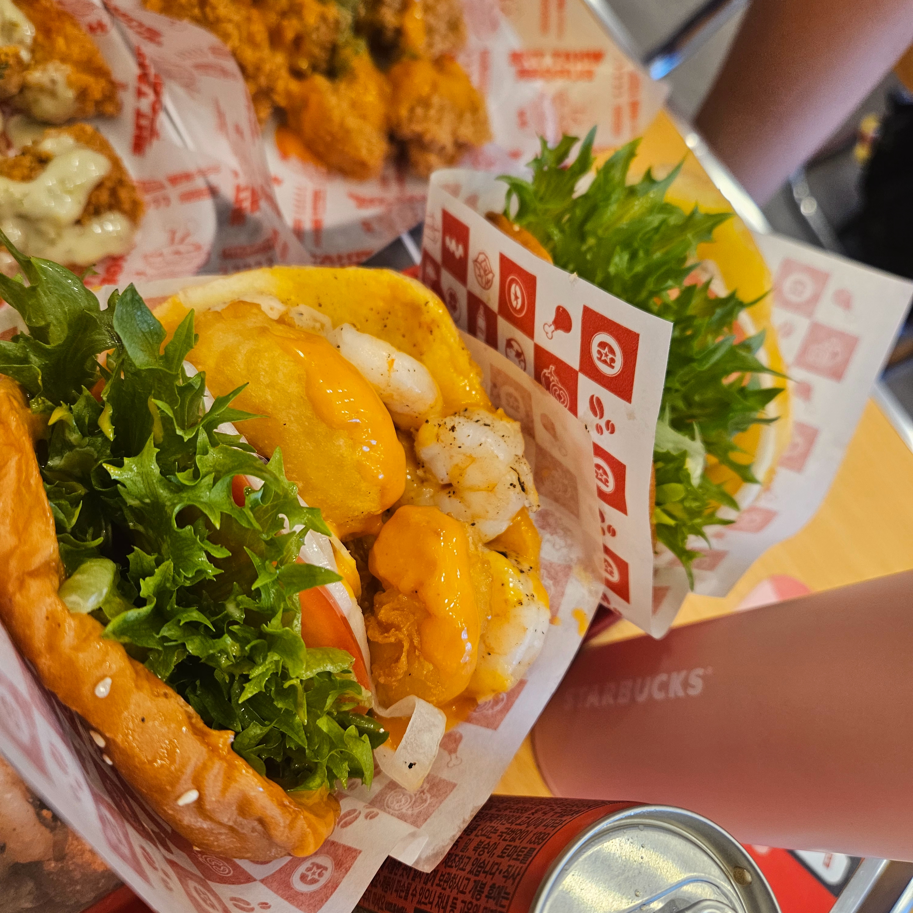 Pop Mart Labubu The Monsters Labubu Tasty Macarons Series Toffe Keyring, Starbucks x BAPE Baby Milo Keychain 착용 스타일 - 3