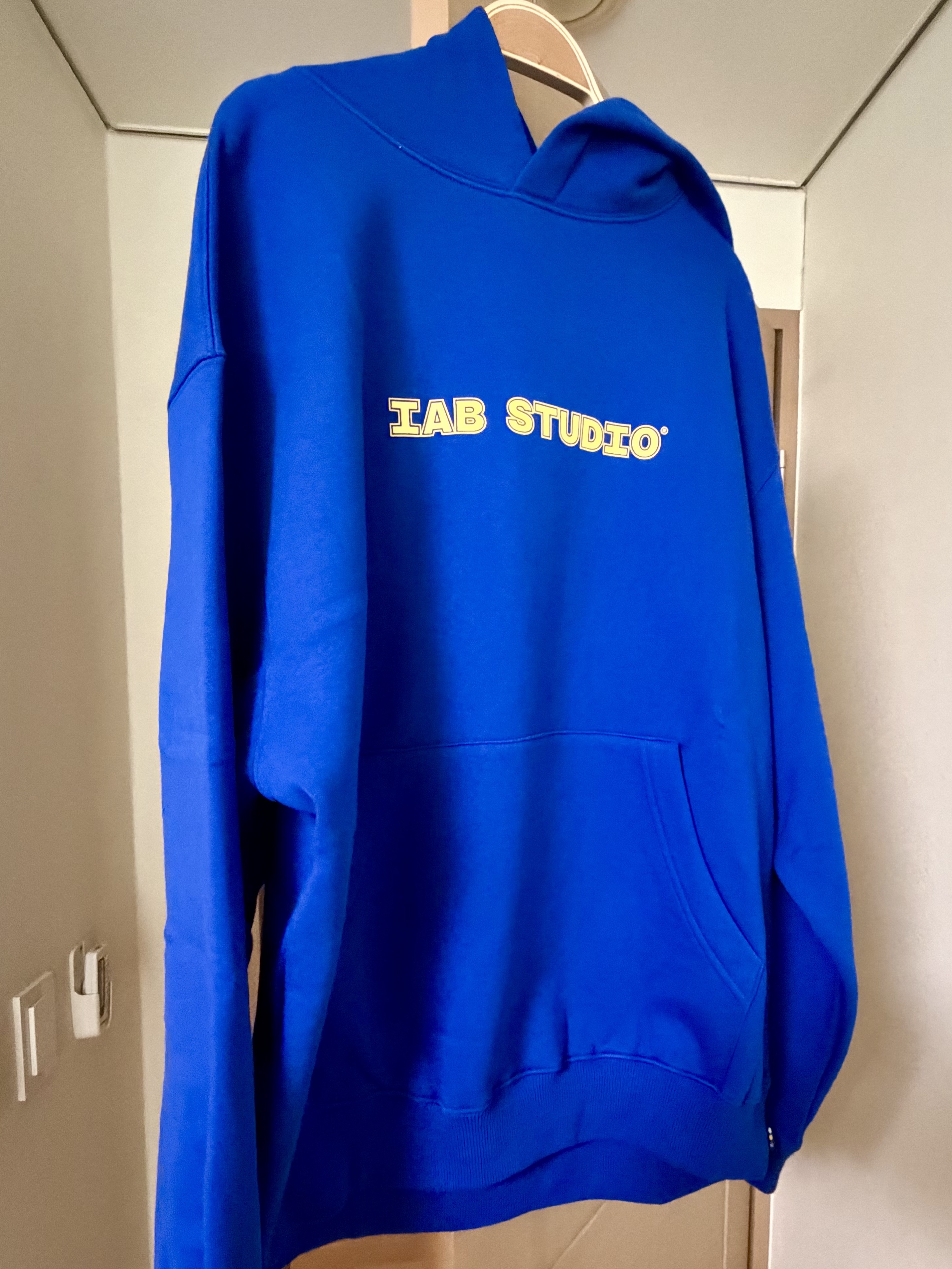 IAB Studio IAB Straight Logo Hoodie Blue 착용 스타일