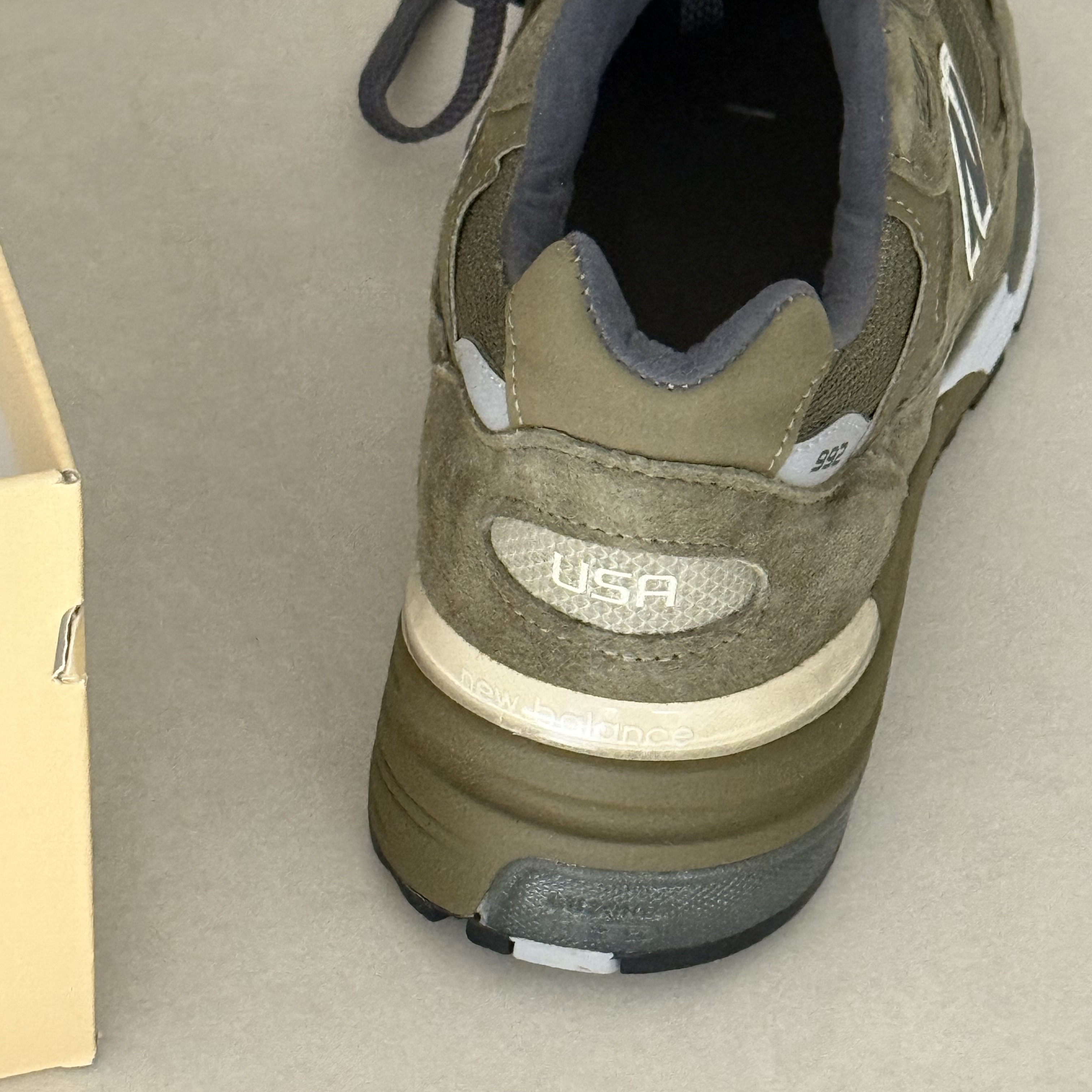 New Balance 992 Made in USA Dark Camo Covert Green - D Standard 착용 스타일 - 2
