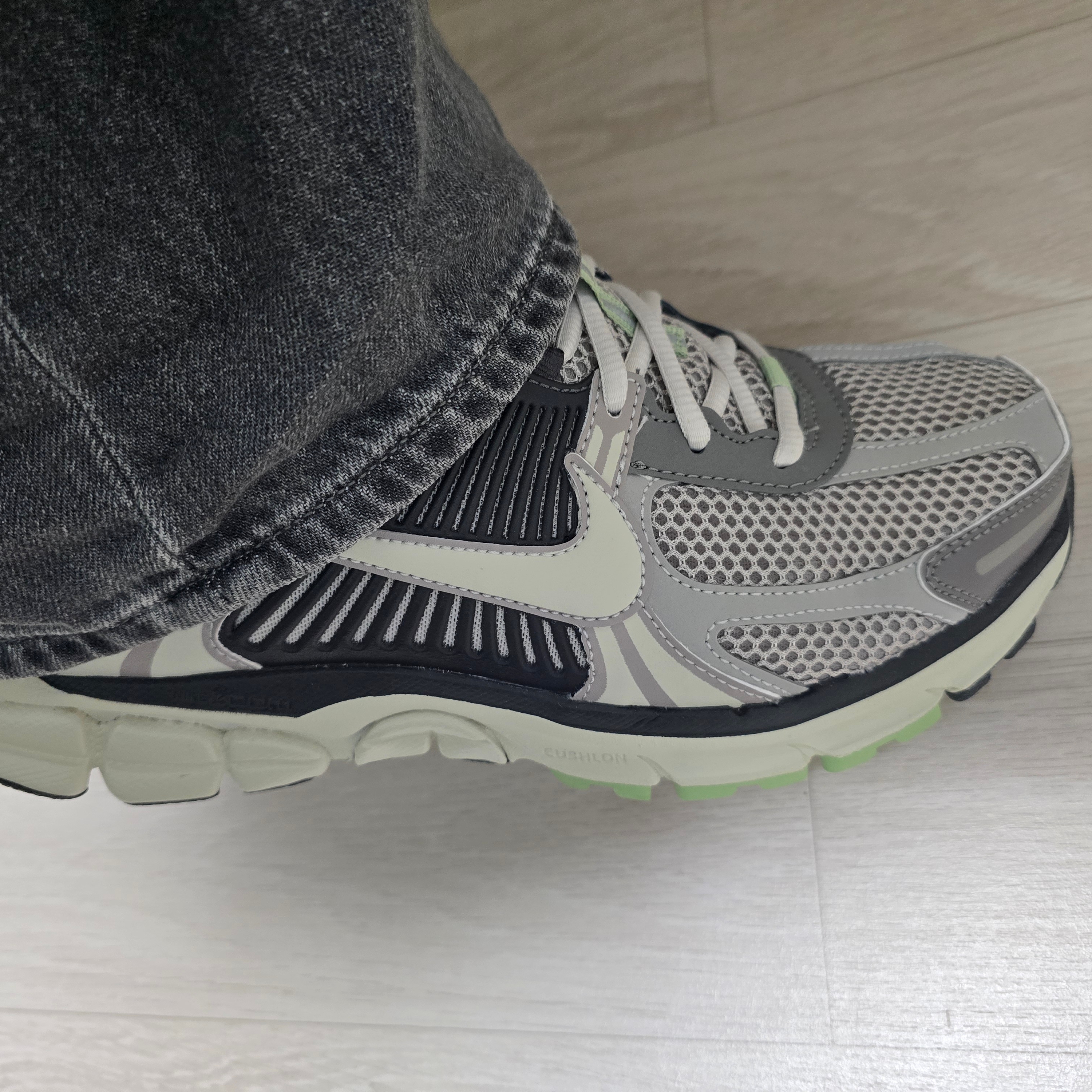 (W) Nike Zoom Vomero 5 Cobblestone and Flat Pewter 착용 스타일 - 3