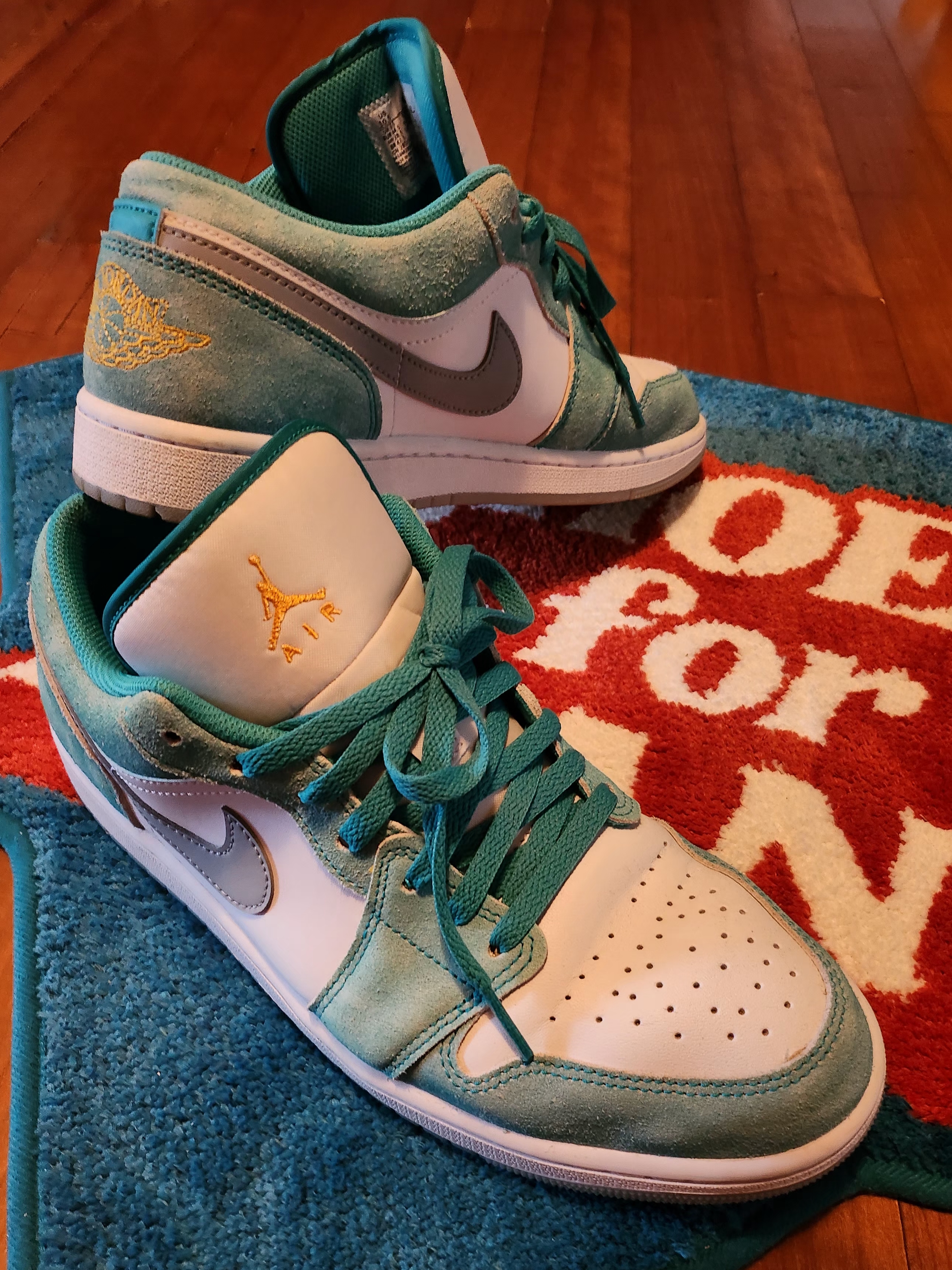 Jordan 1 Low SE New Emerald 착용 스타일