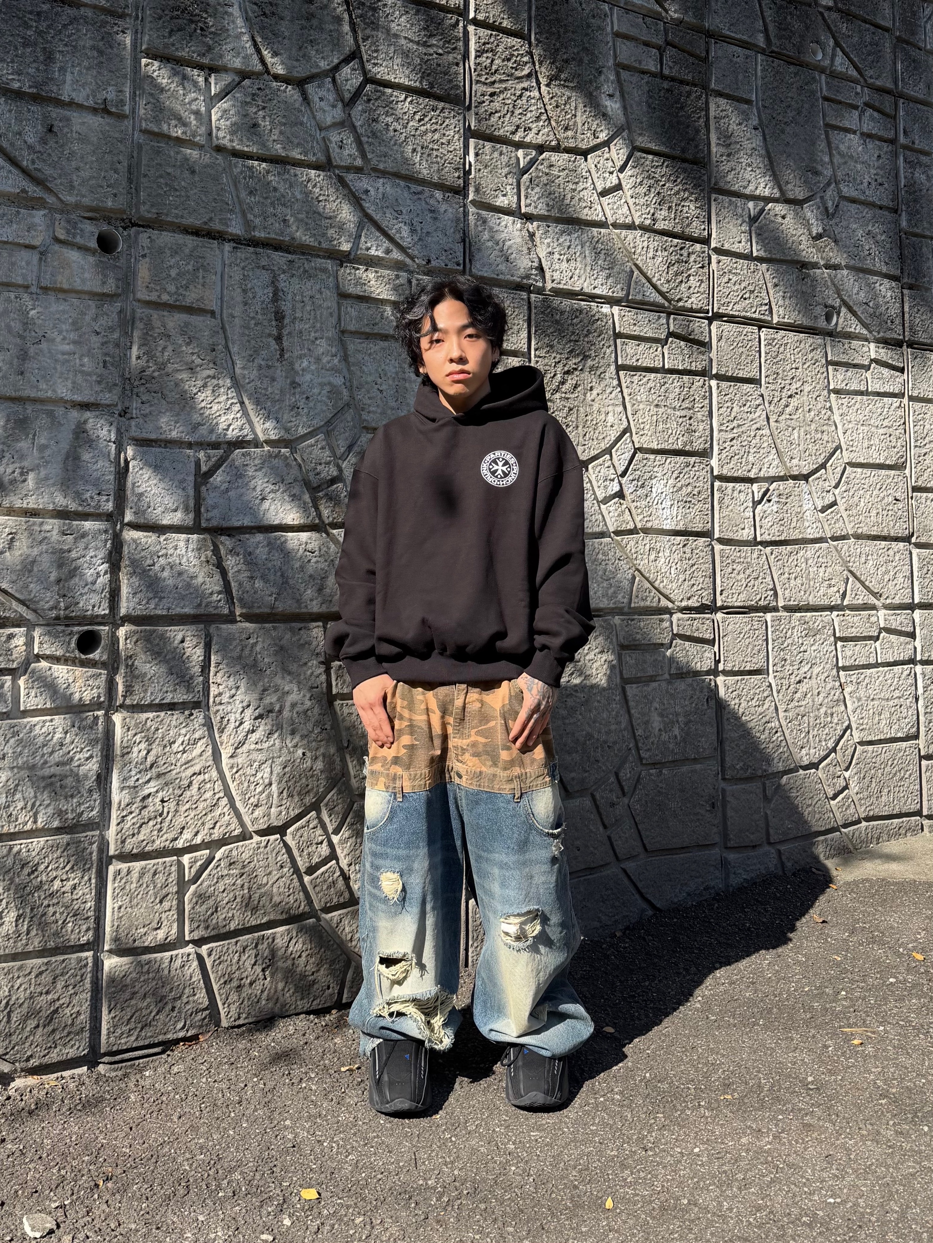 Punch Drunk Parties Circle Logo Oversized Hoodie Black 착용 스타일 - 9