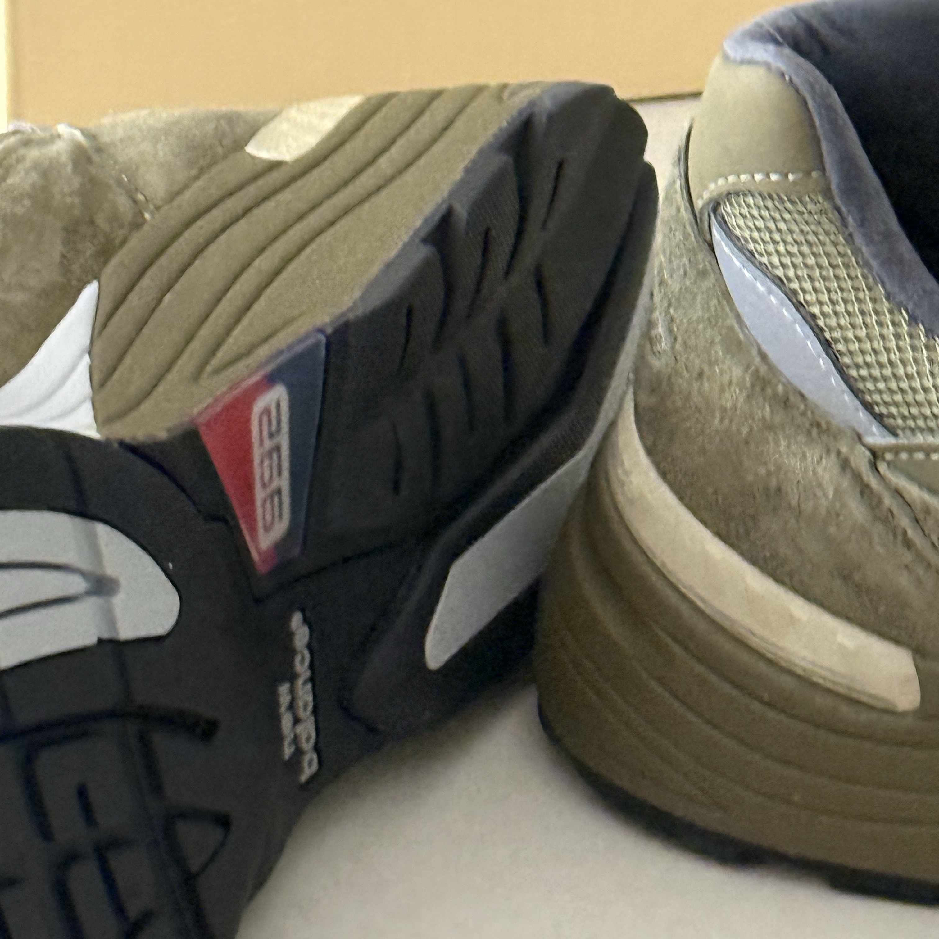 New Balance 992 Made in USA Dark Camo Covert Green - D Standard 착용 스타일 - 4