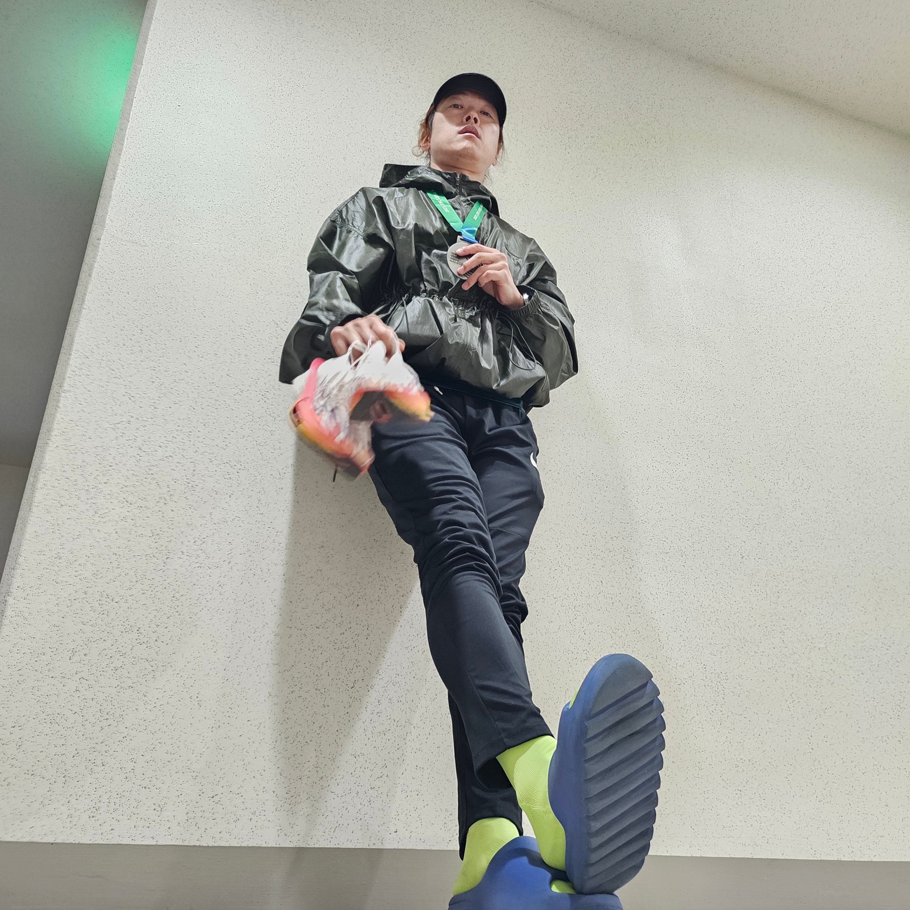 Nike Air Zoom Alphafly Next% 3 PRM White Habanero Red, Adidas Yeezy Slide Azure 착용 스타일 - 2