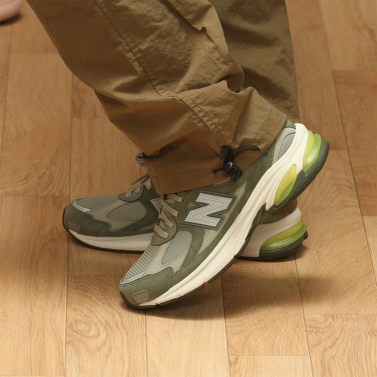 New Balance x WTAPS Abzorb 2010 Wrought Iron Agave Green - D Standard 착용 스타일 - 1