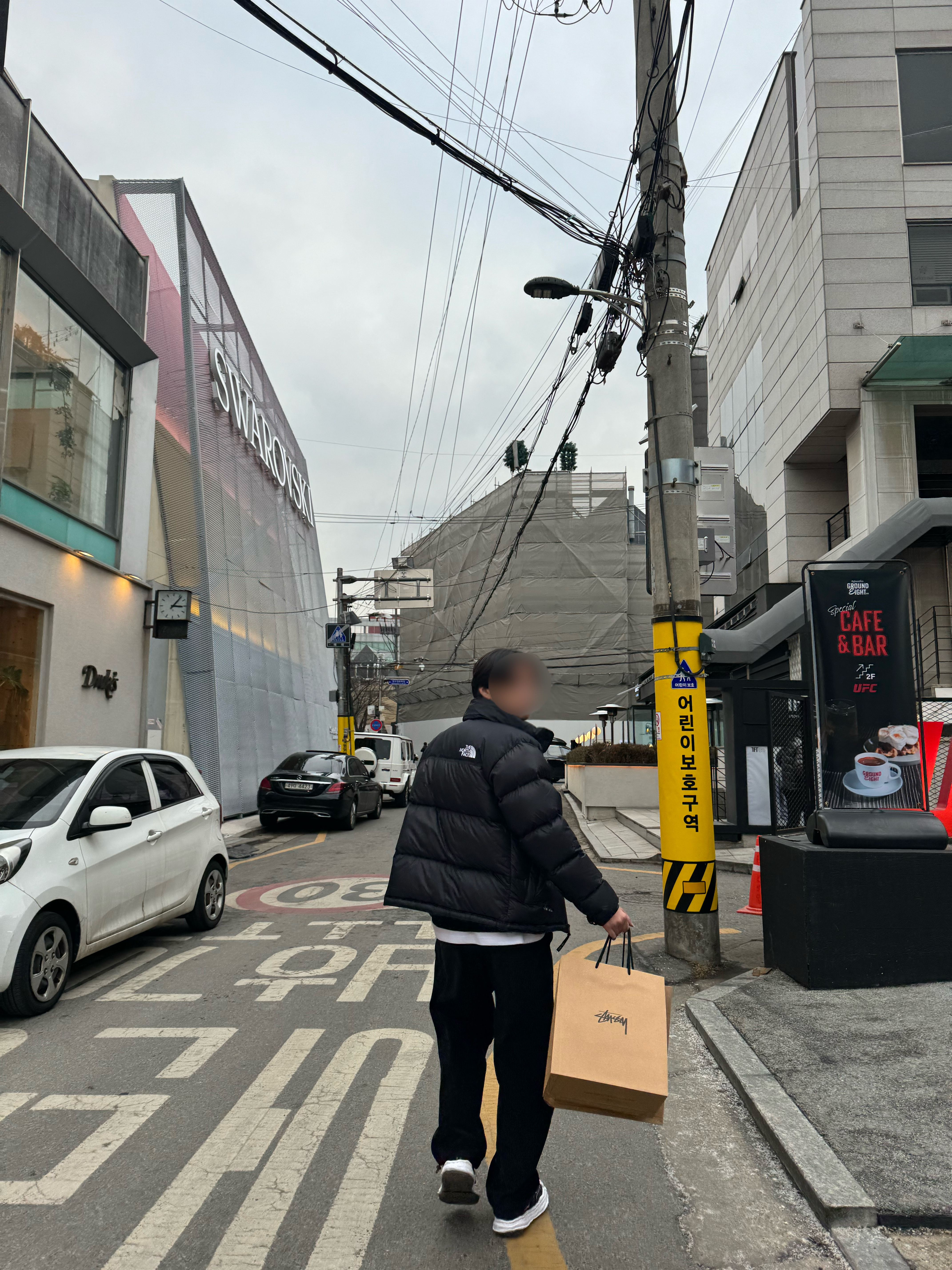 The North Face 1996 Eco Nuptse Jacket Black, Maison Mihara Yasuhiro Blakey OG Sole Canvas Low-top Sneakers Black White 착용 스타일