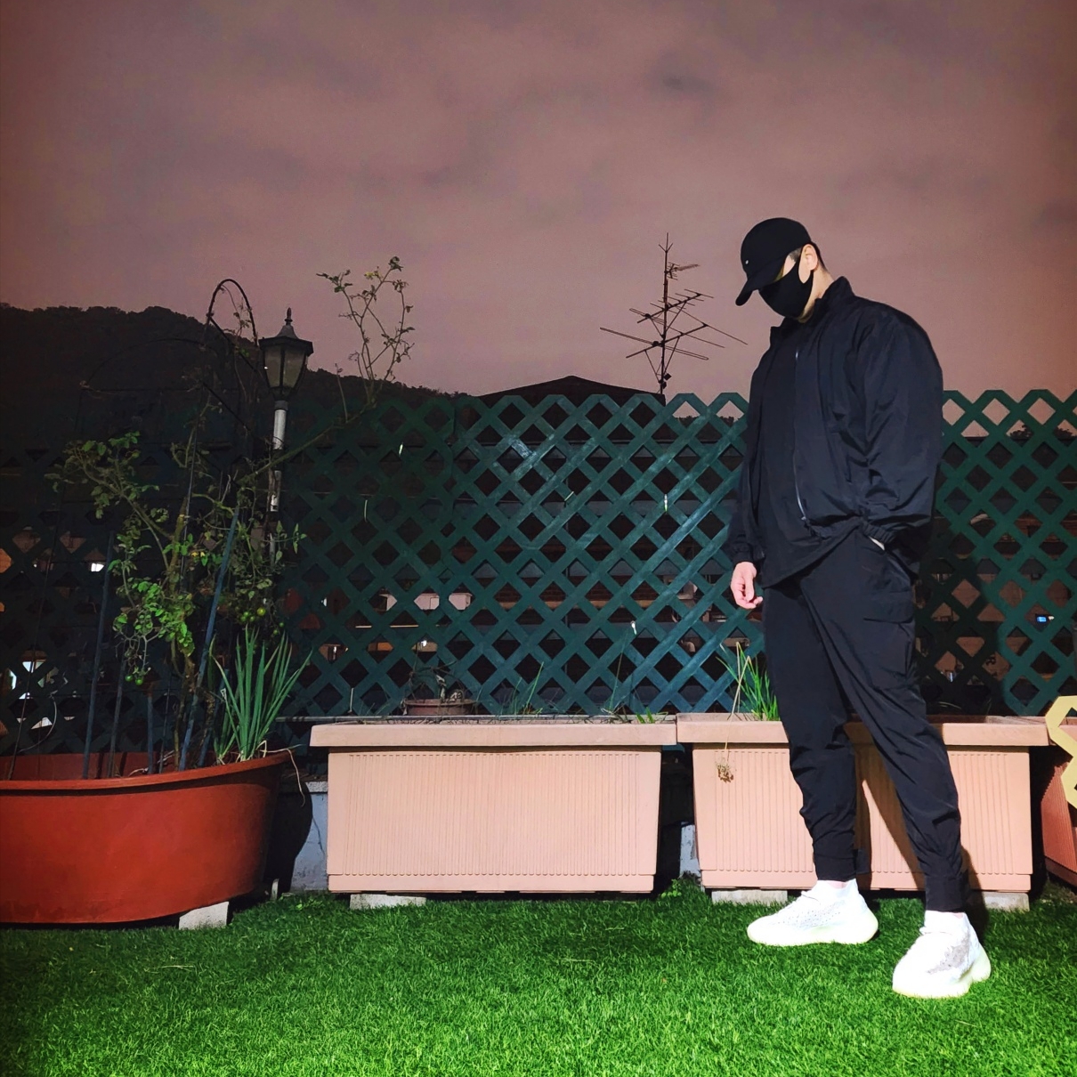 Yeezy Gap Engineered By Balenciaga Foldable Cap Black, Adidas Yeezy Boost 380 Calcite Glow 착용 스타일 - 1